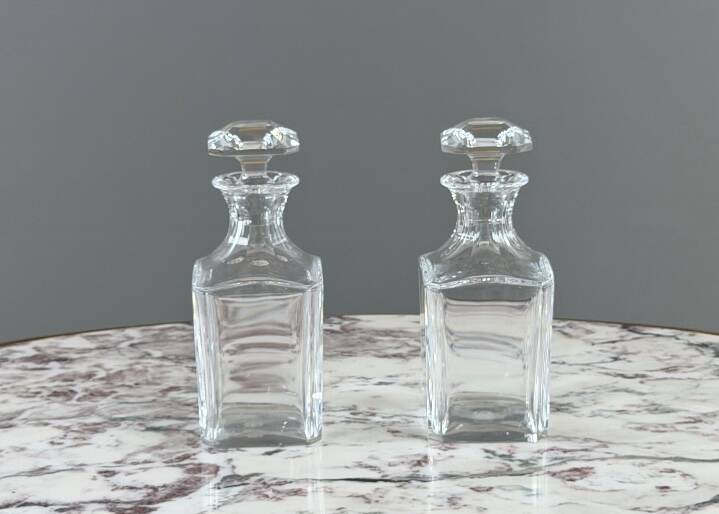 Paire de carafes en cristal de Baccarat, XXe Siècle