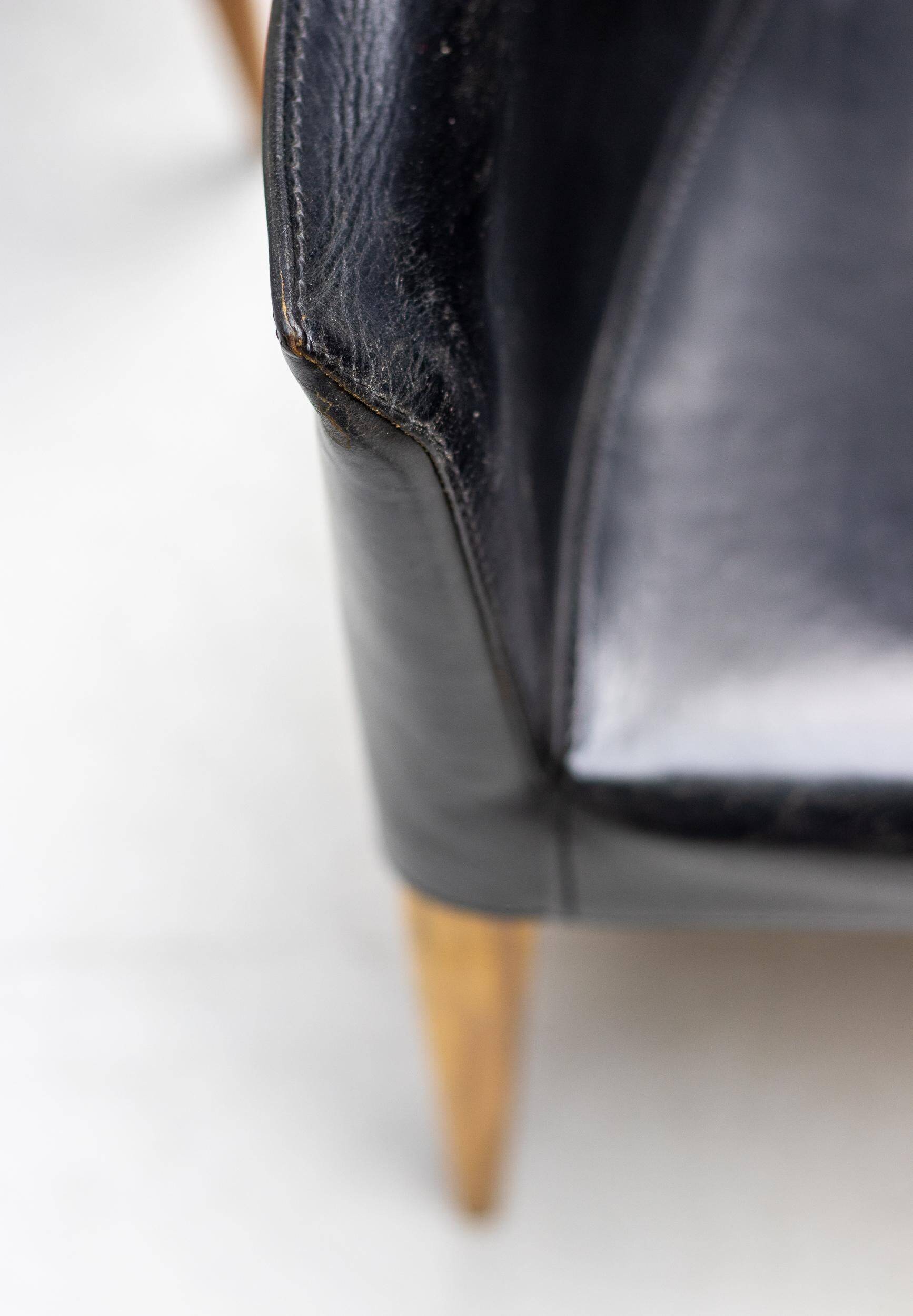 Set of four Vela leather armchairs by Carlo Bartoli - Italian modern elegance.