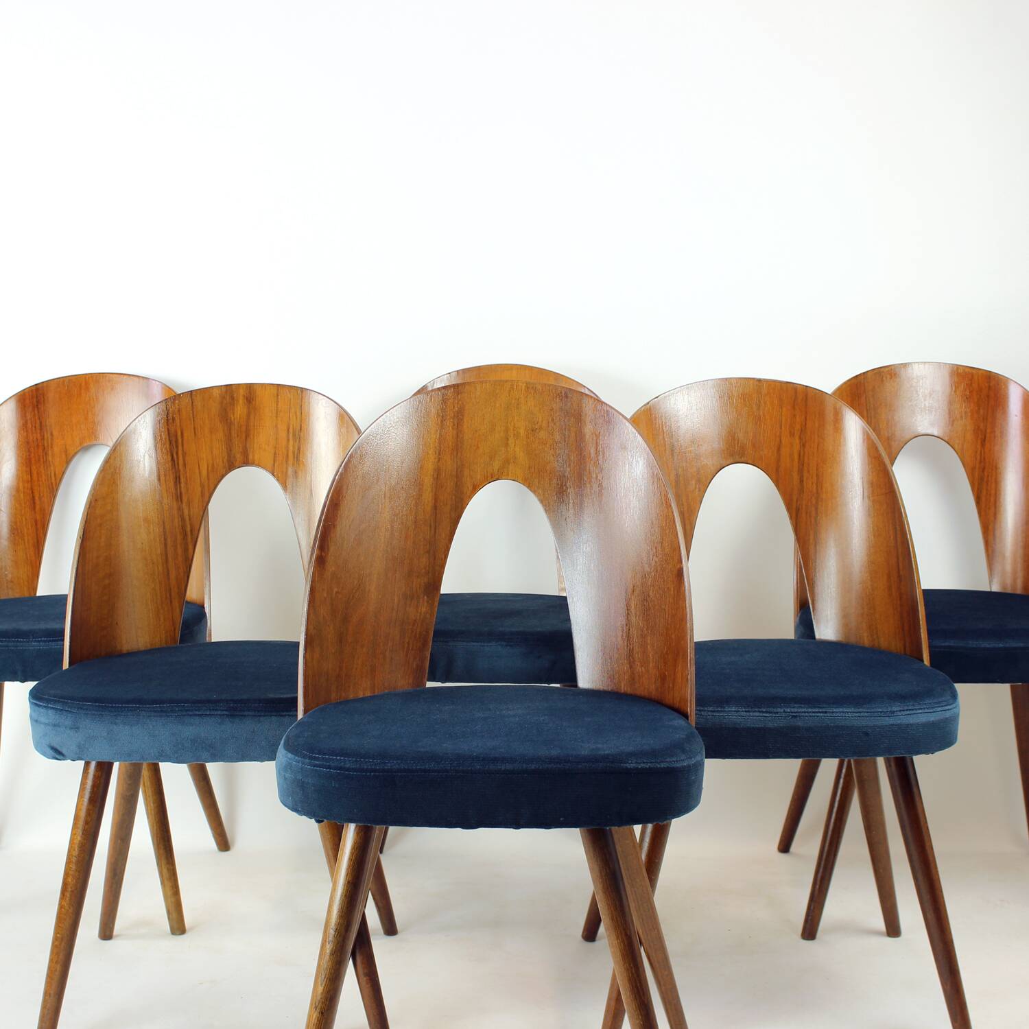 Ensemble de 6 chaises iconiques Tatra en noyer et velours par šuman, Nabytok Pravenec