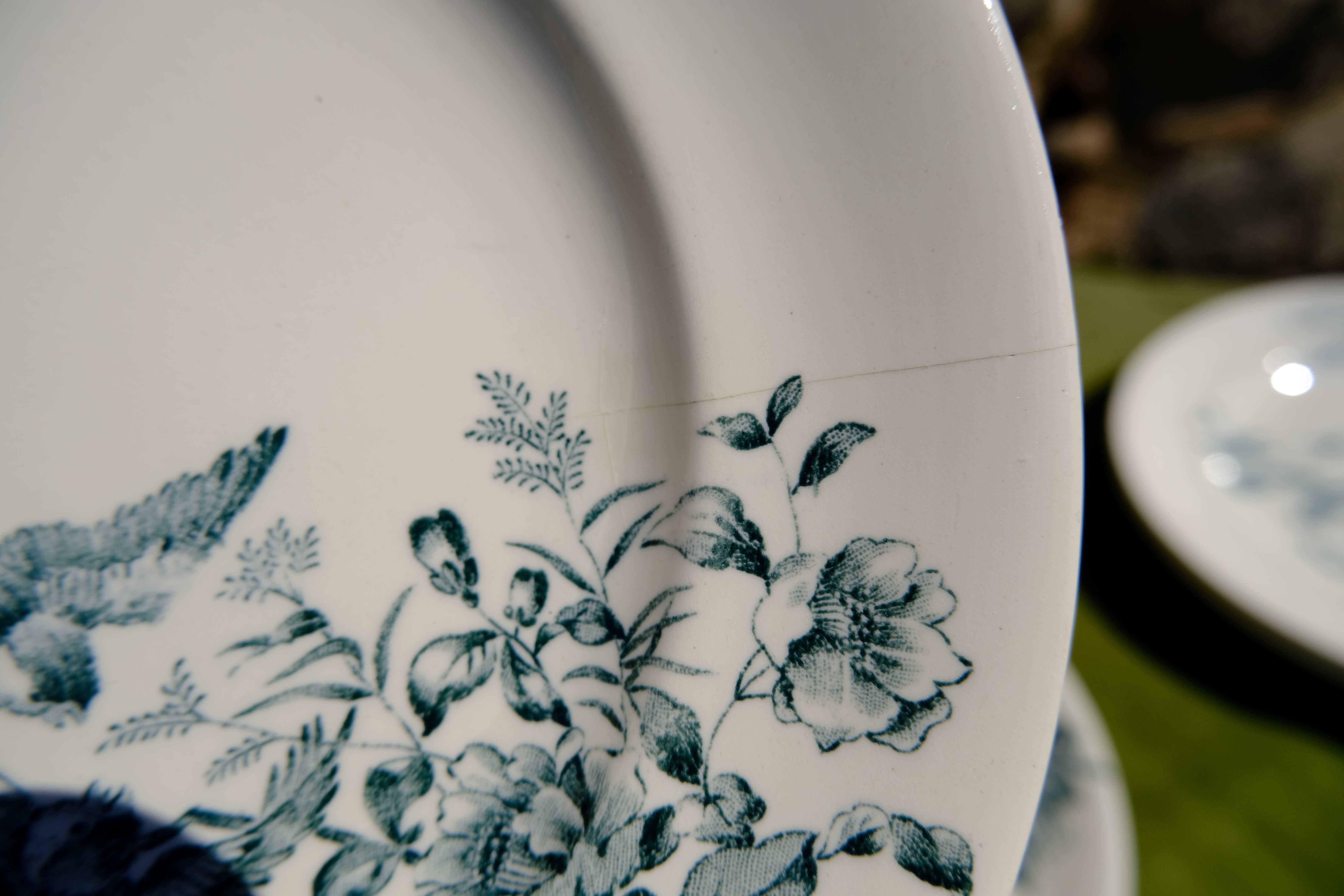 Mignon plates in Longwy earthenware