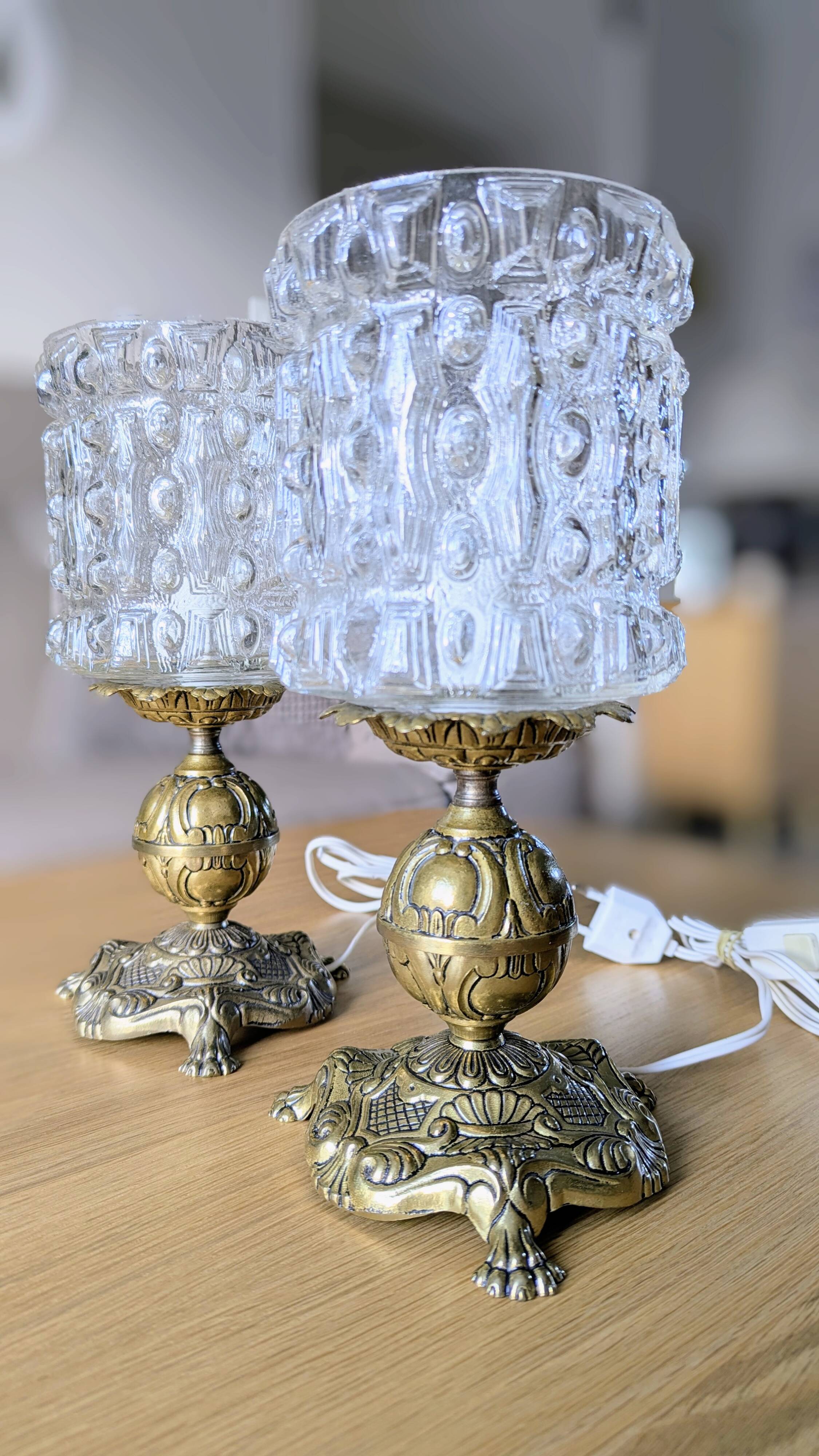 Pair of table lamps with globes (L-0182)