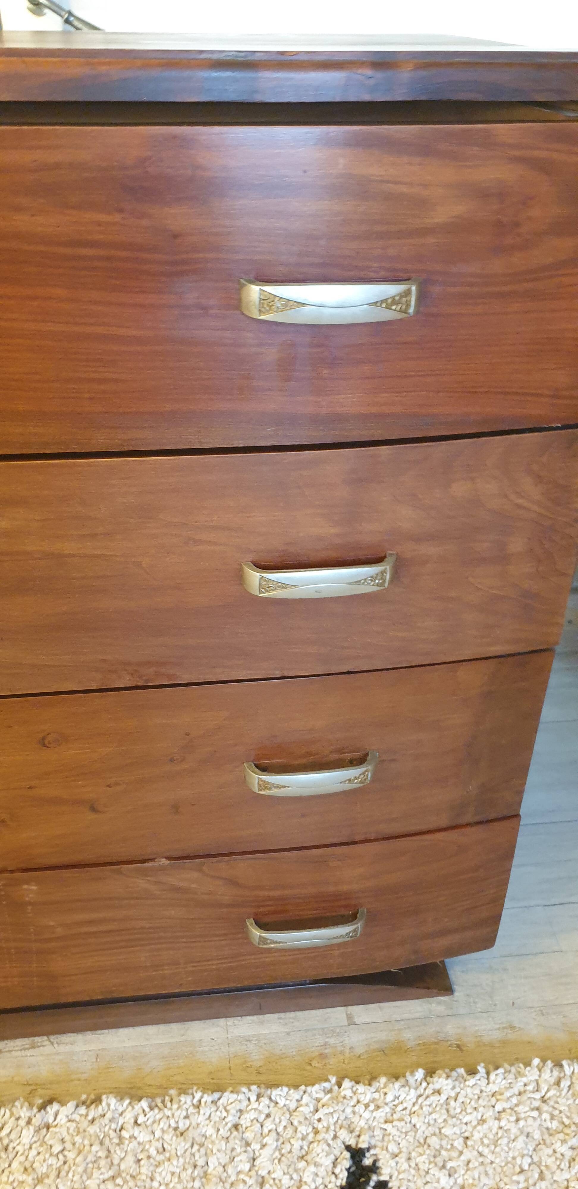 Walnut chest of drawers