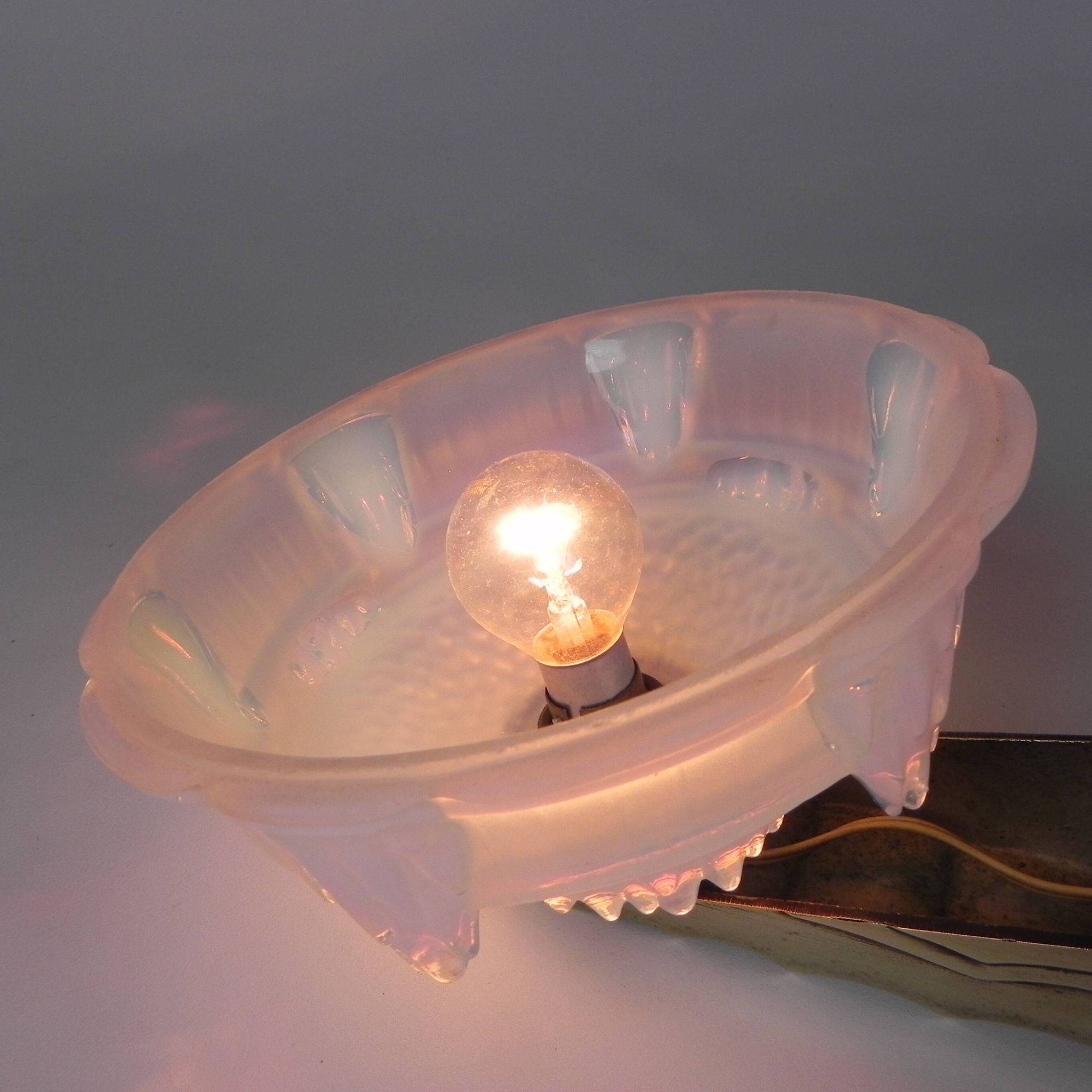 Applique Art Déco en verre opalescent, années 30
