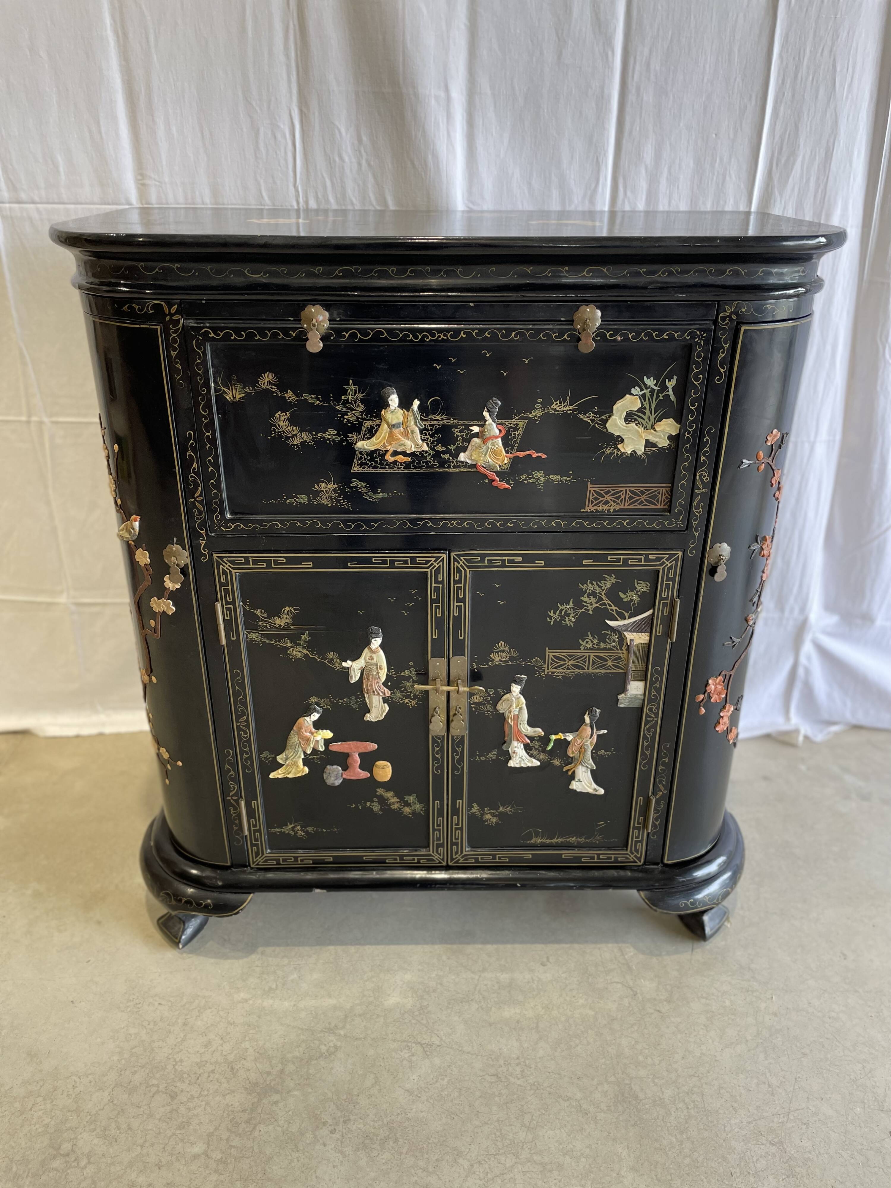 Meuble bar chinois laqué