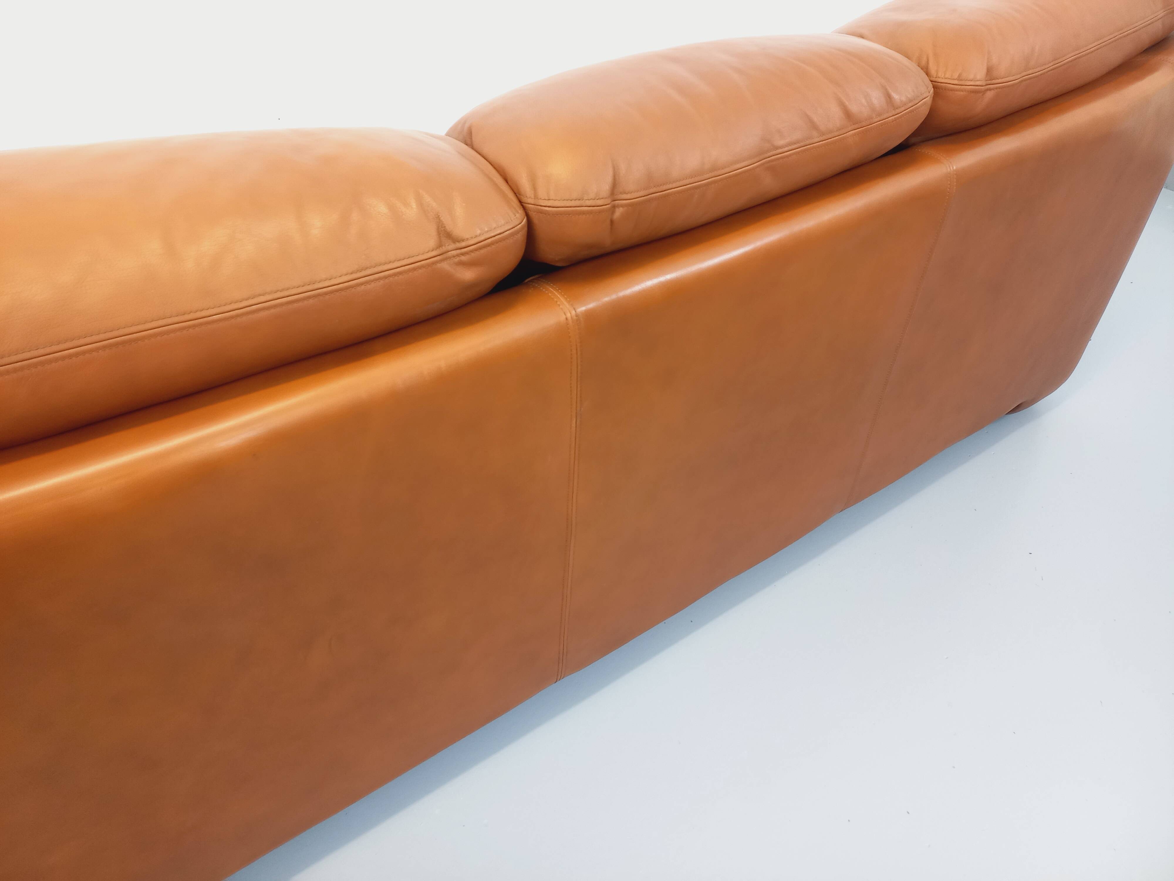 Vintage cognac camel leather canapé from the 1970s.