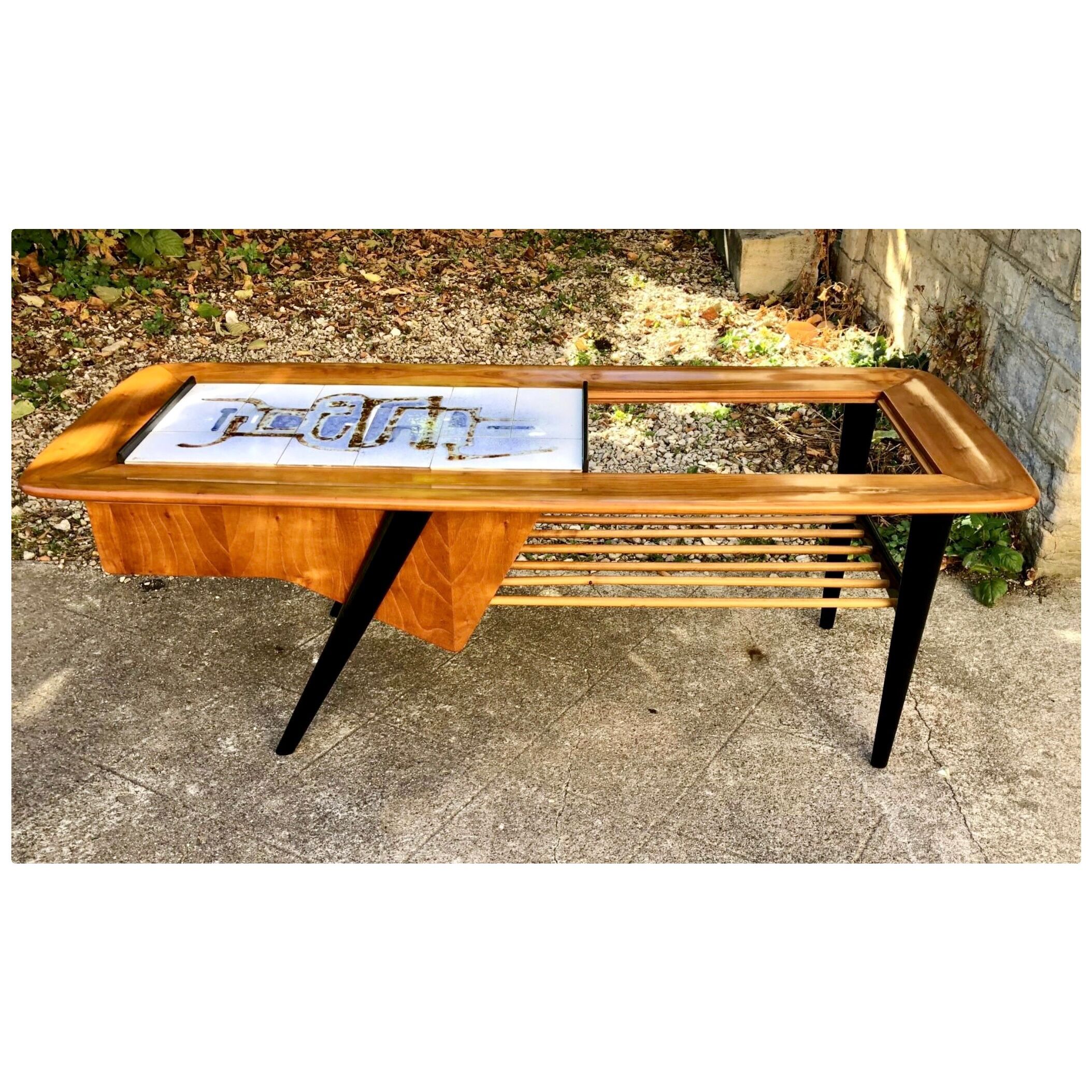 Table d'appoint en bois et verre