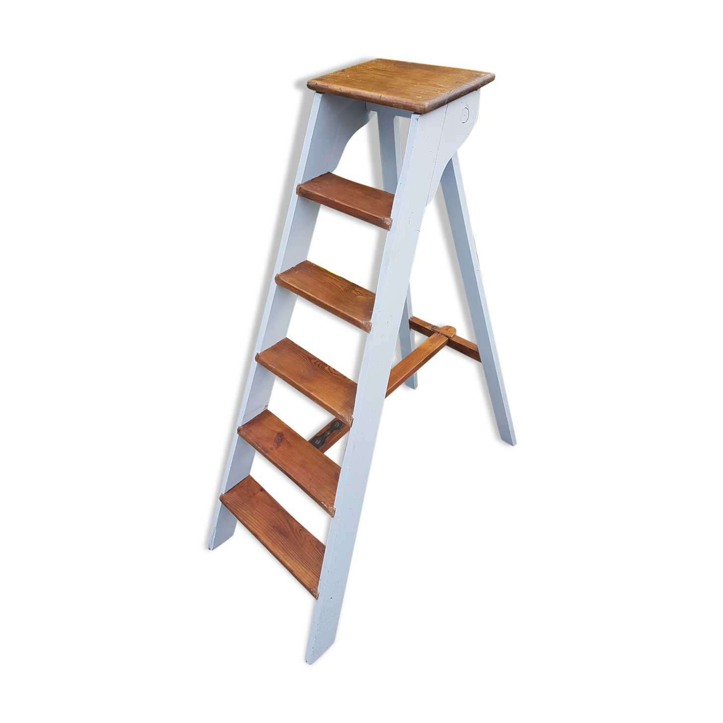 Old escabeau relooked on the sides and beautiful patina on the steps