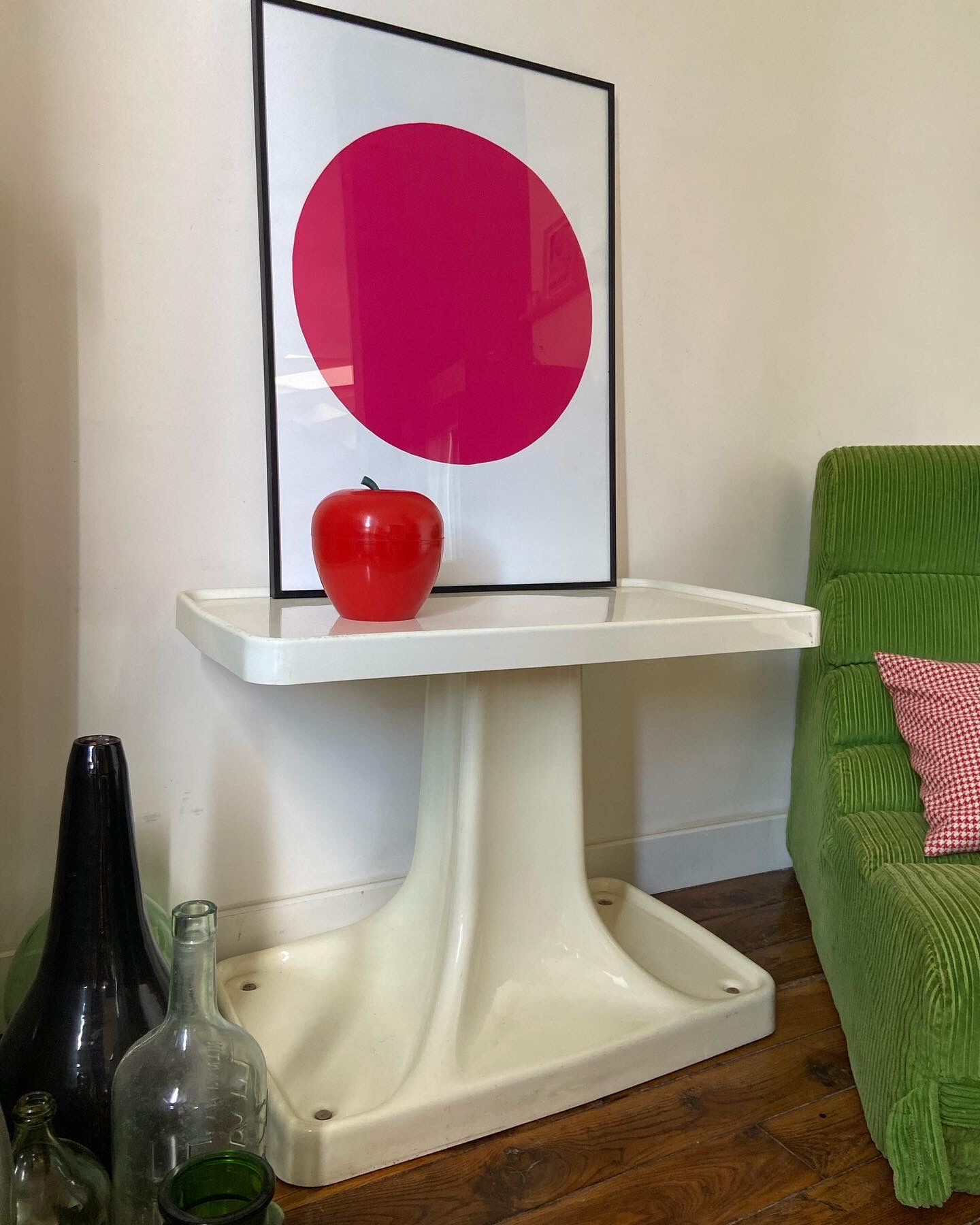 Thermoformed plastic table