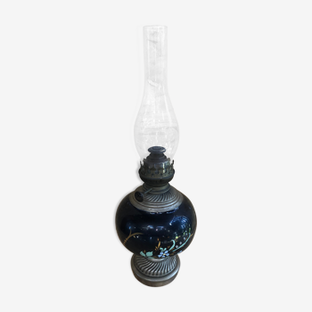 Ancienne lampe pétrole piédestal métal & céramique peinte + tube verre vintage