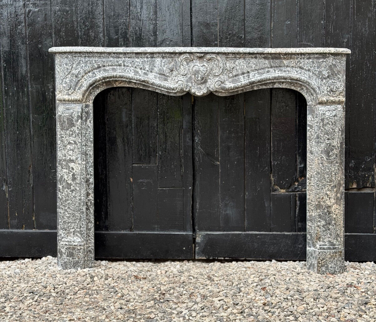 Cheminée Régence en marbre gris, Sainte-Anne, XVIIIe siècle