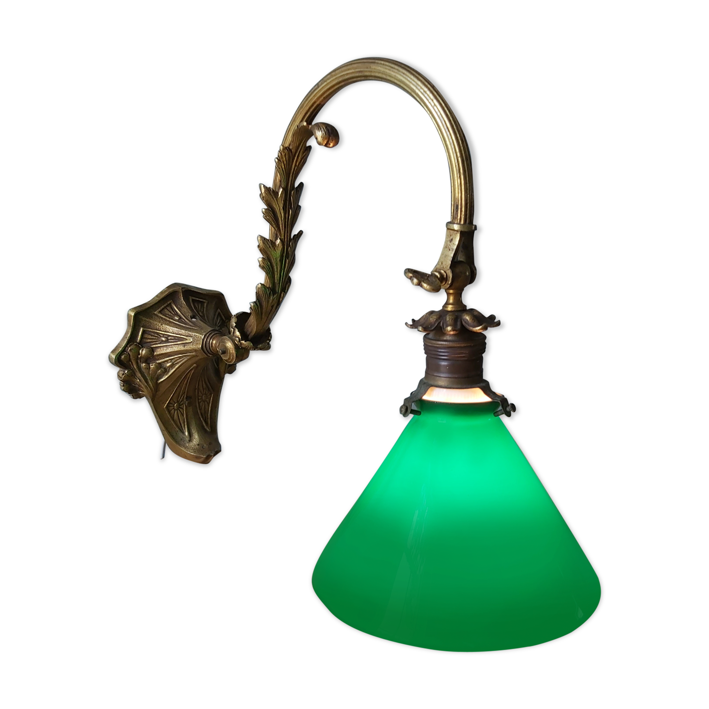 Wall light in bronze art nouveau with green opaline lampshades.