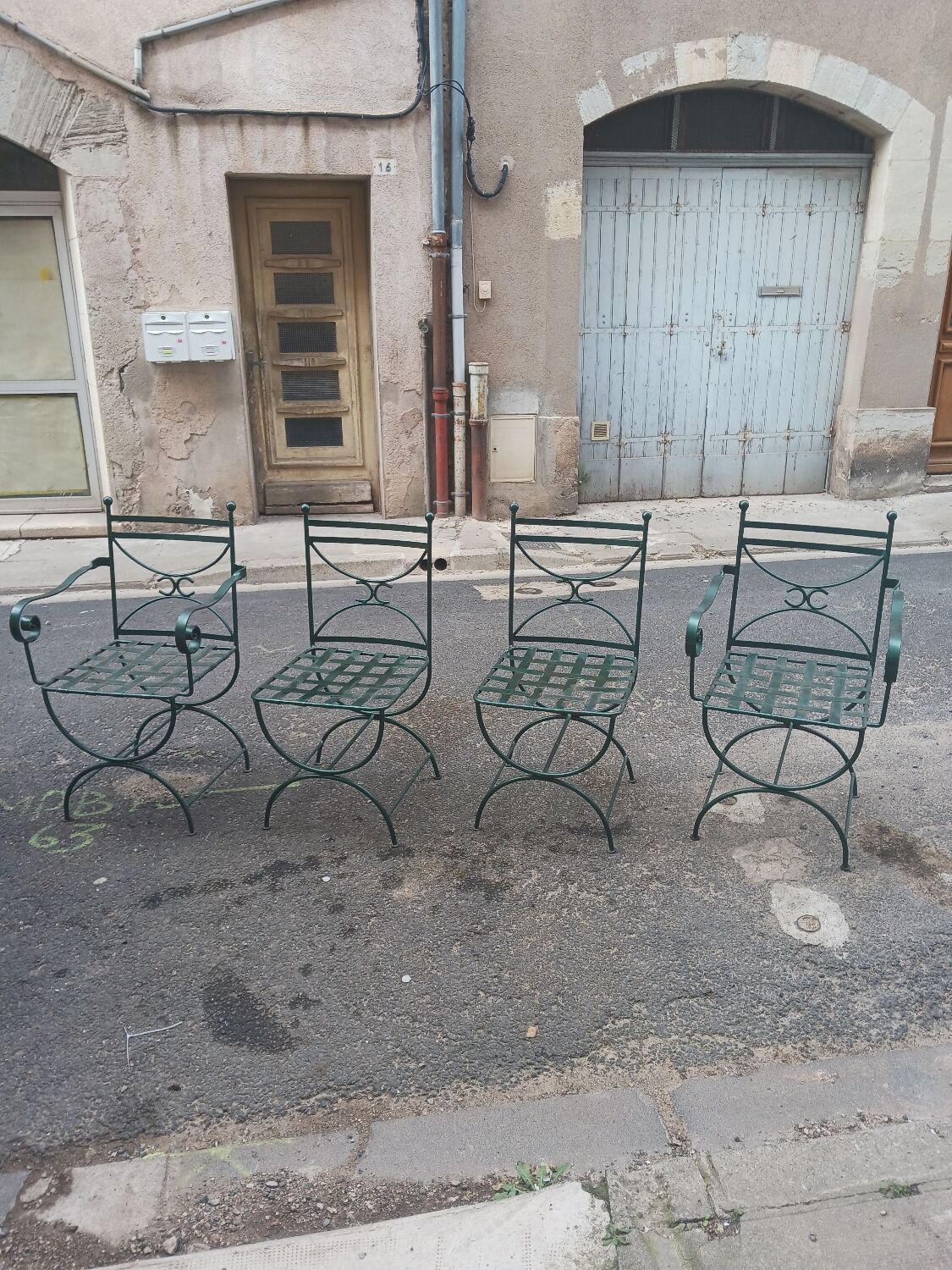 Deux fauteuils et deux chaises de jardin en fer forgé 20 eme