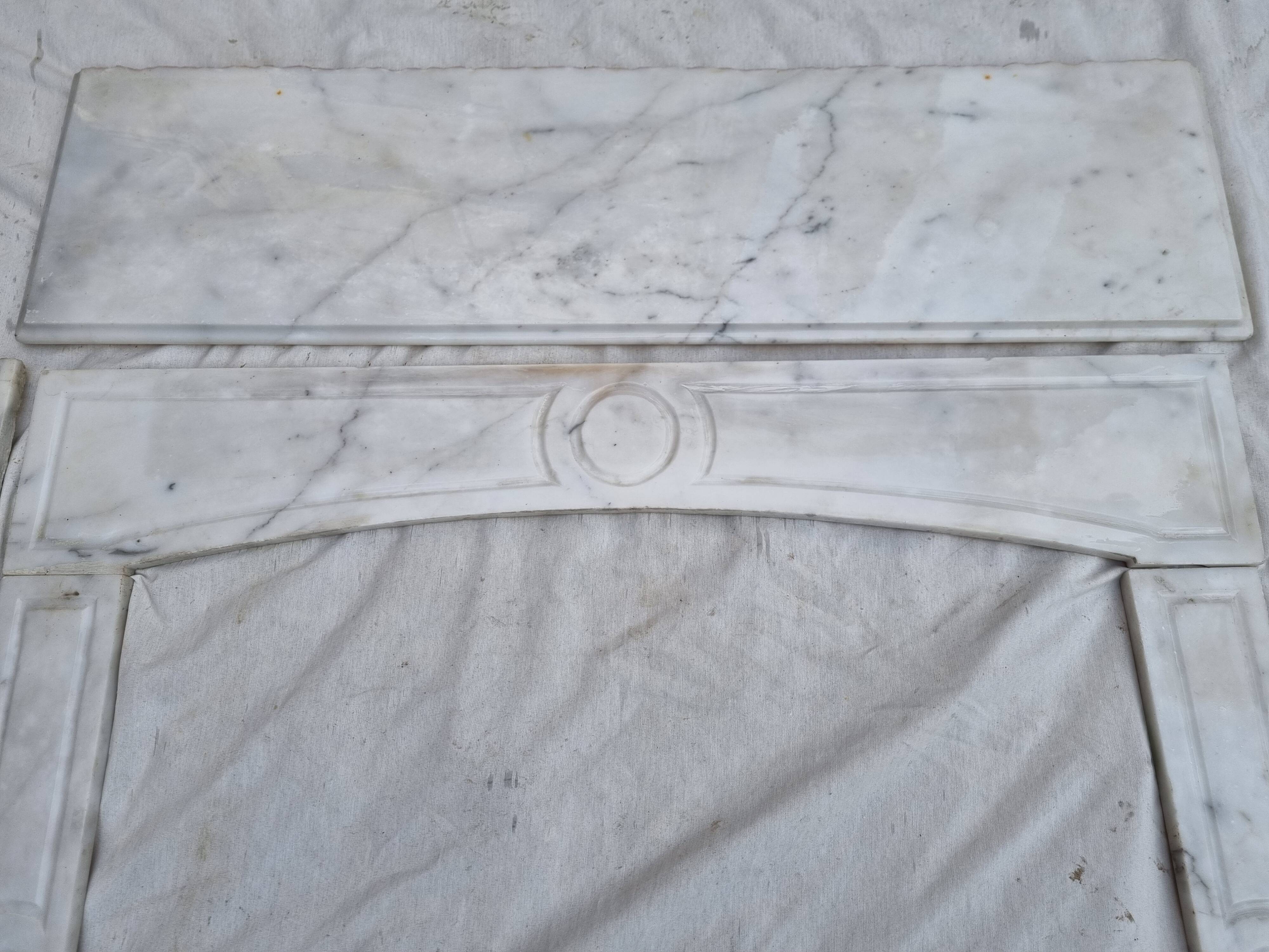 Cheminée Pompadour en marbre blanc de Carrare