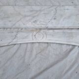 Cheminée Pompadour en marbre blanc de Carrare