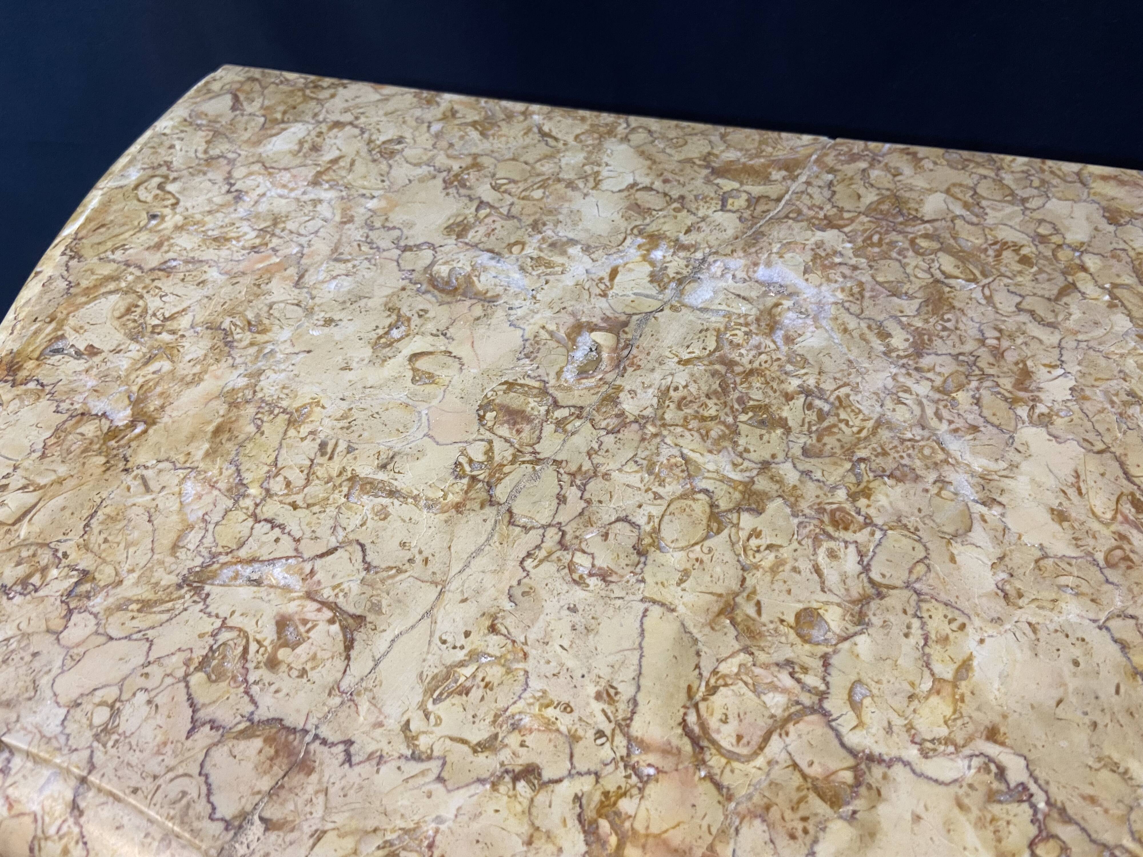 Petite commode toutes faces galbées à décor marqueté et bronze style Louis