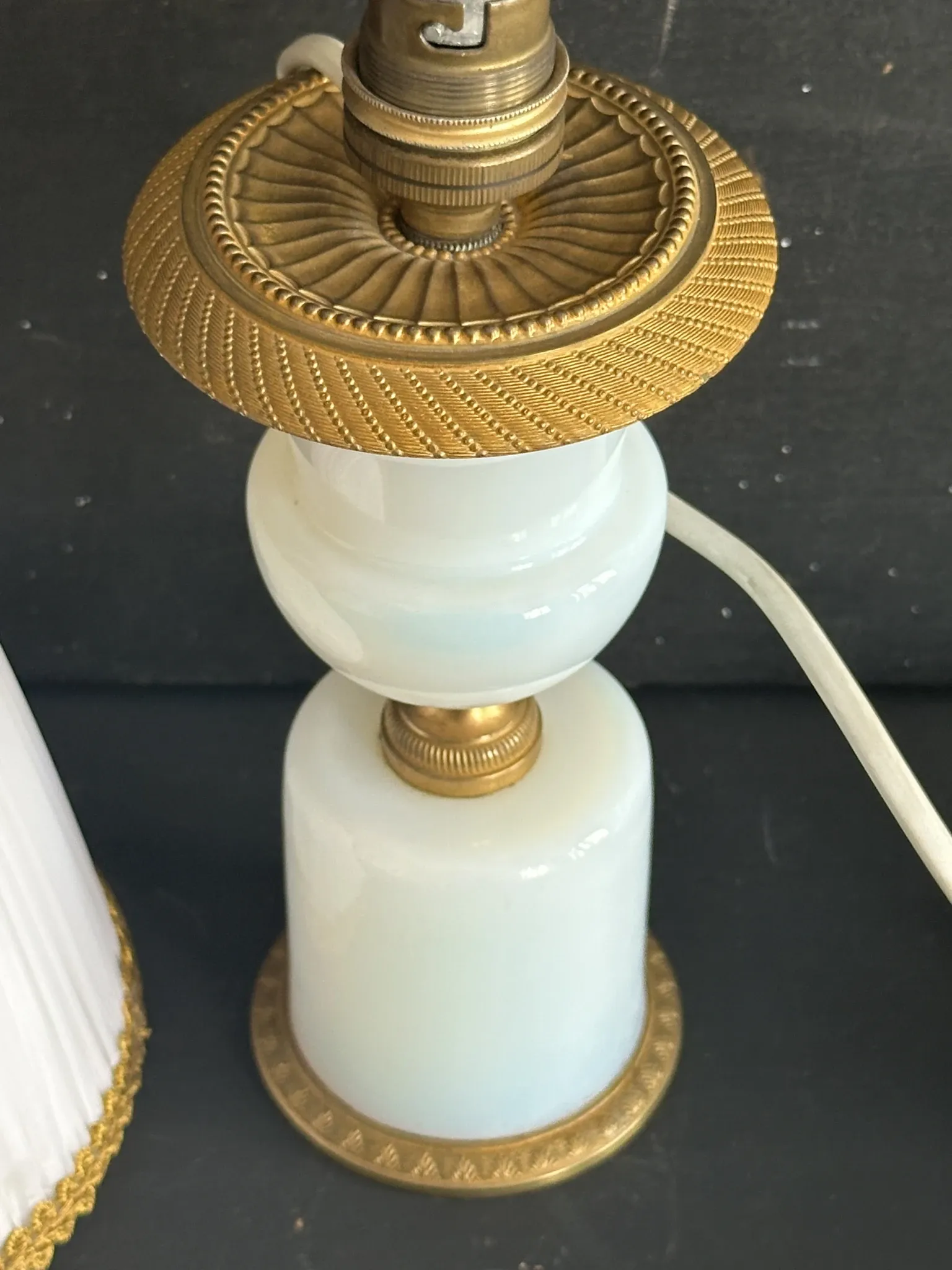 Lampe XIXe en opaline blanche et métal doré
