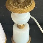 Lampe XIXe en opaline blanche et métal doré
