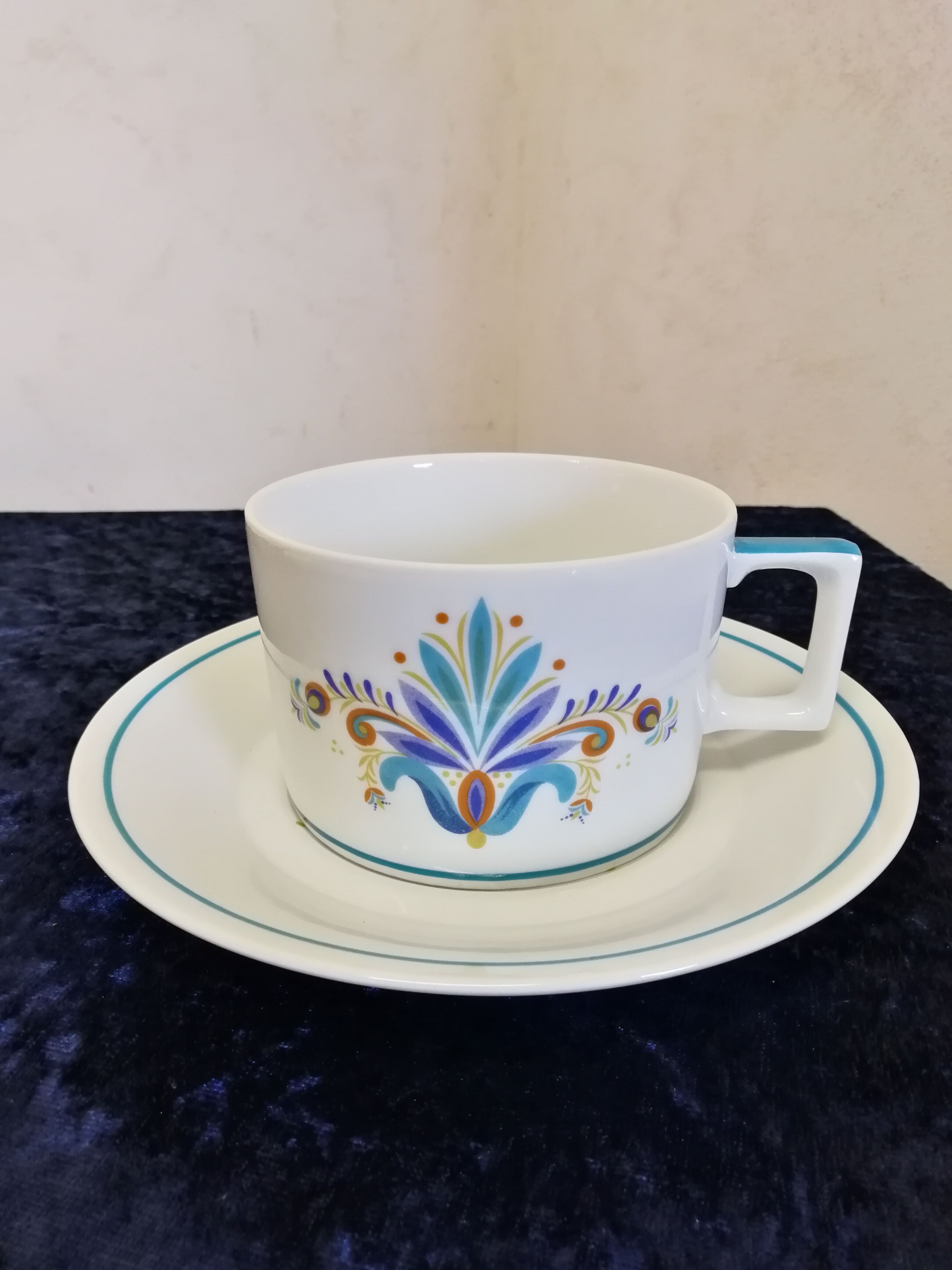 Duo of coffee cups in porcelain