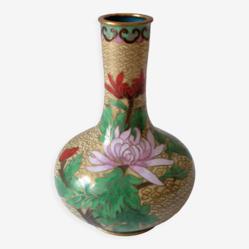 Vase en laiton émaillé cloisonné style chinois motif floral beige rouge vert violet