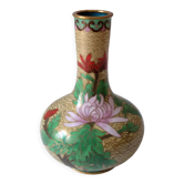 Vase en laiton émaillé cloisonné style chinois motif floral beige rouge vert violet