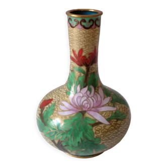 Vase en laiton émaillé cloisonné style chinois motif floral beige rouge vert violet