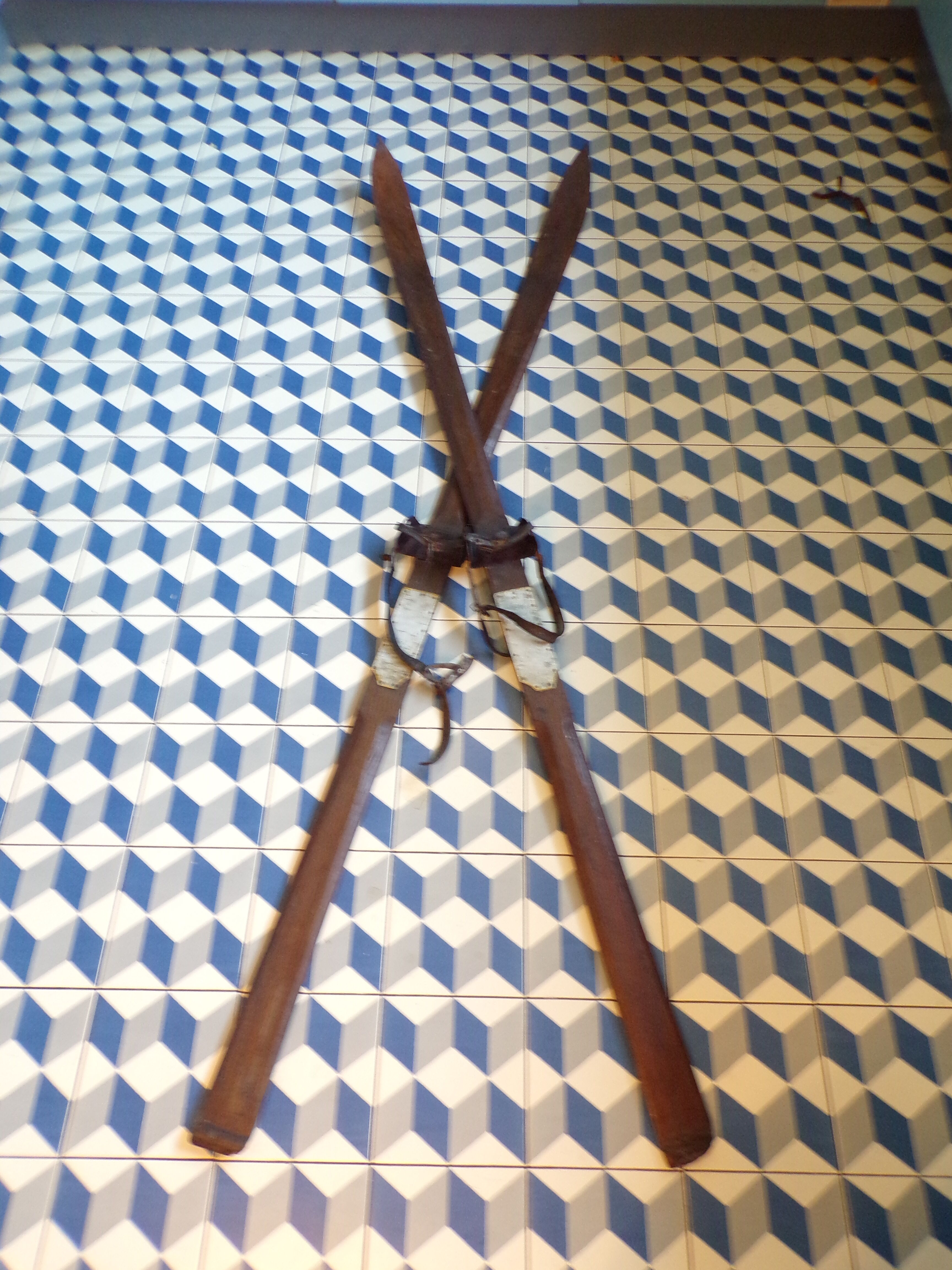 Paire de skis anciens en bois 208cm