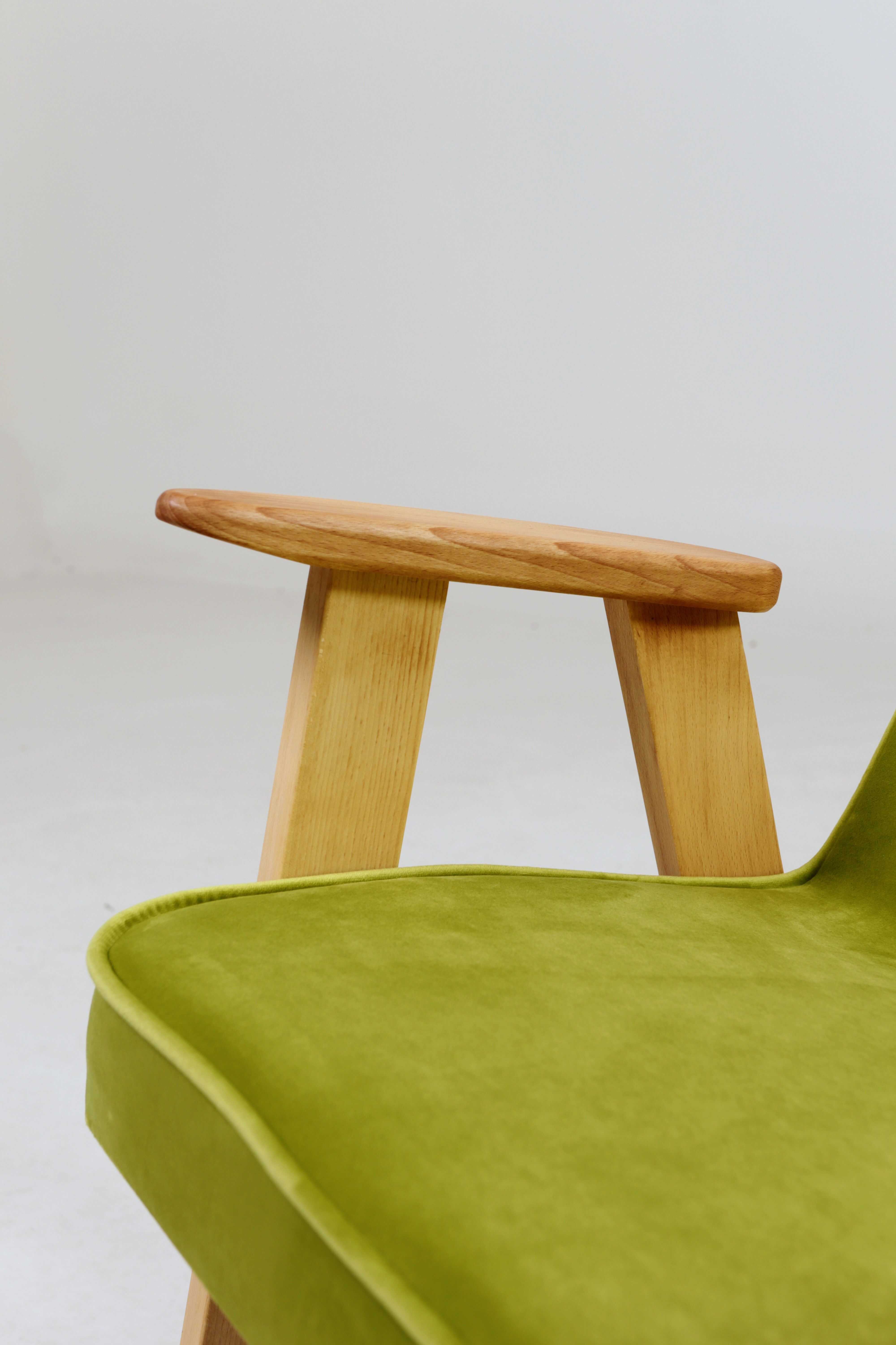 Fauteuil vintage en velours vert poire, bois naturel huilé.