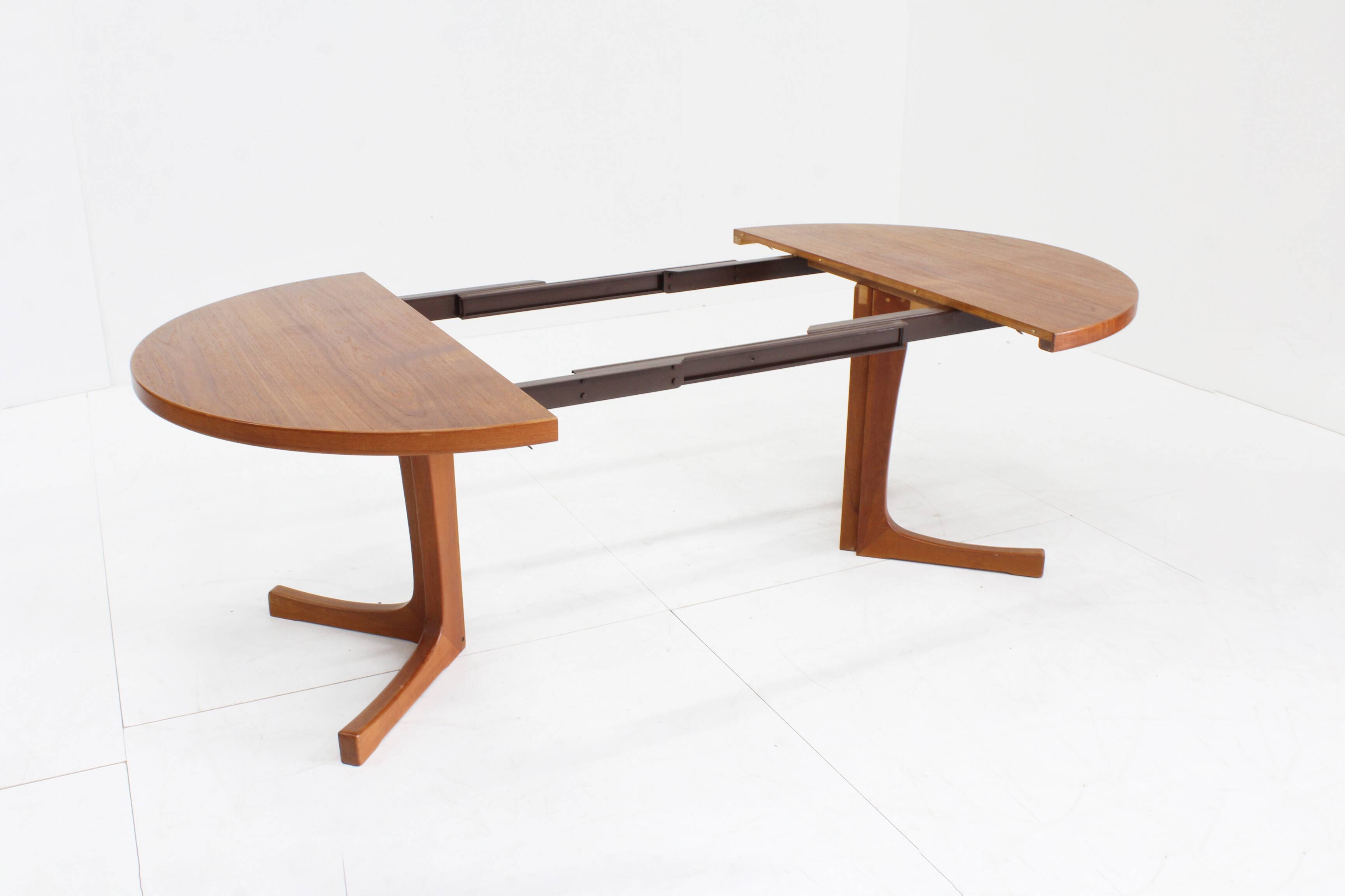 Vintage Danish round extendable dining table from the 1960s, Denmark.