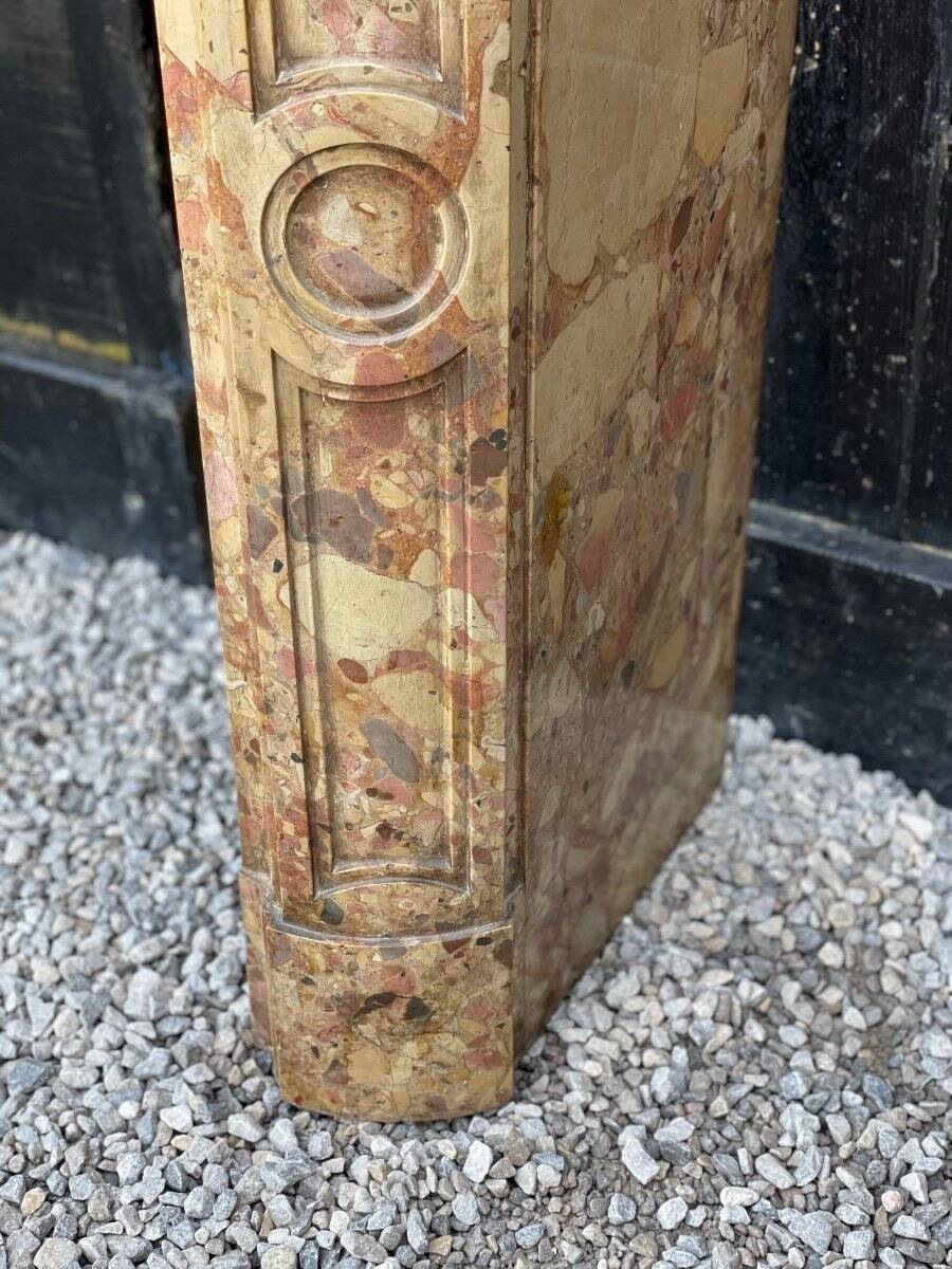Cheminée de style Louis XV en marbre brèche d’Alep