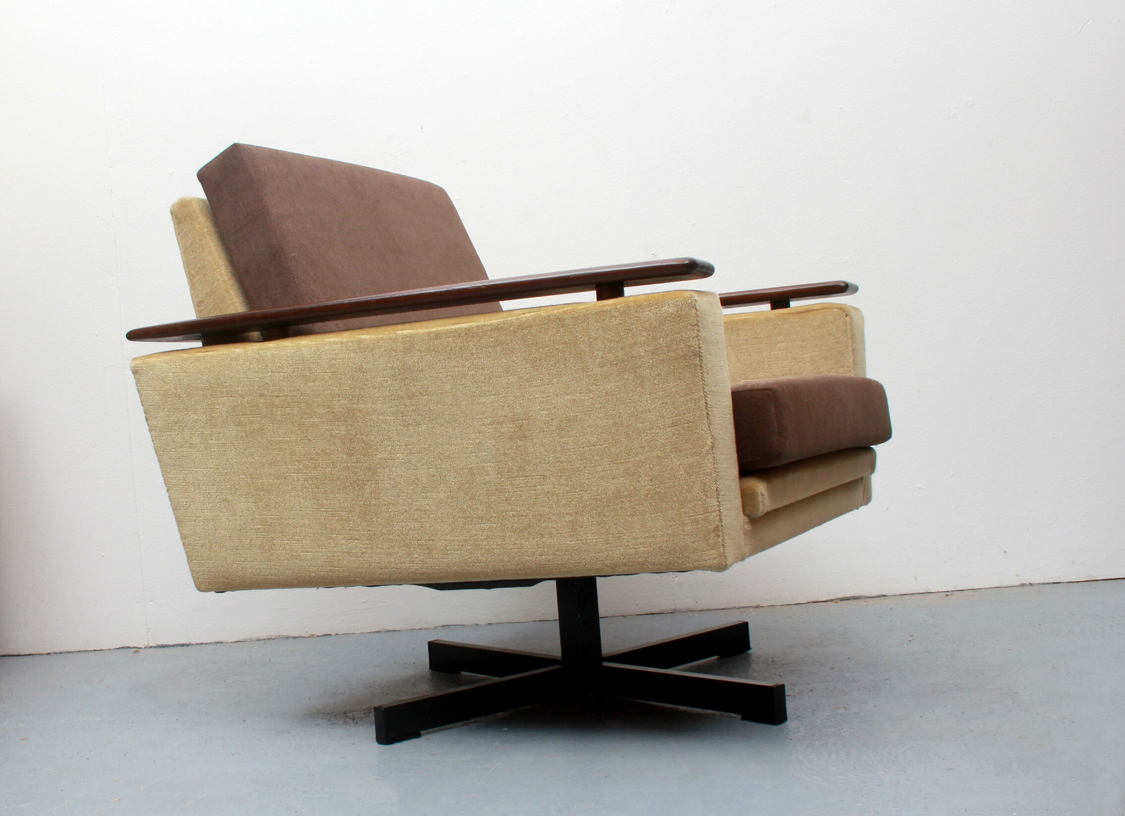 Fauteuil pivotant des années 1960 en mohair-velours