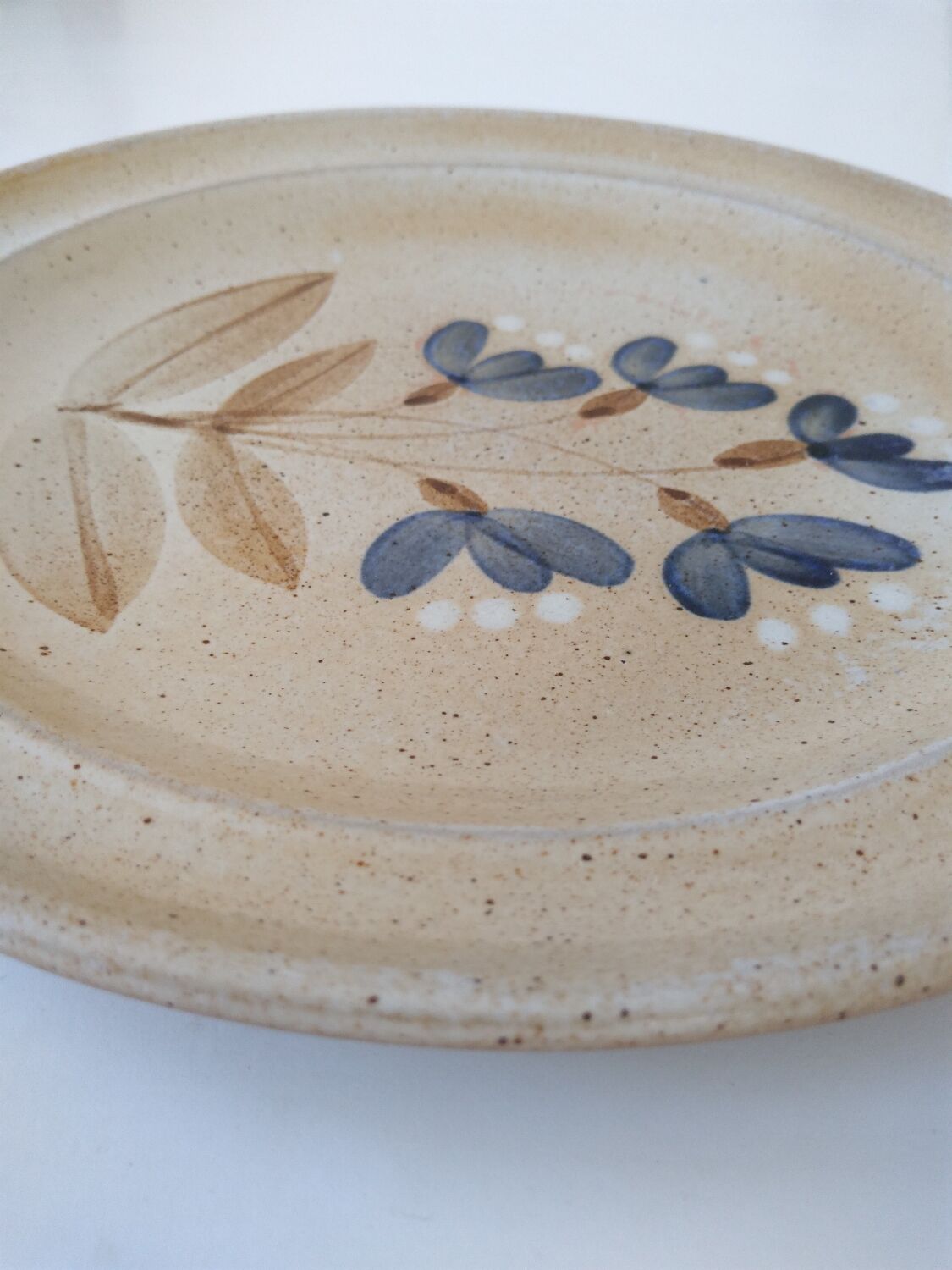 Flat plate in Marais sandstone France beige with blue, white and brown floral decoration