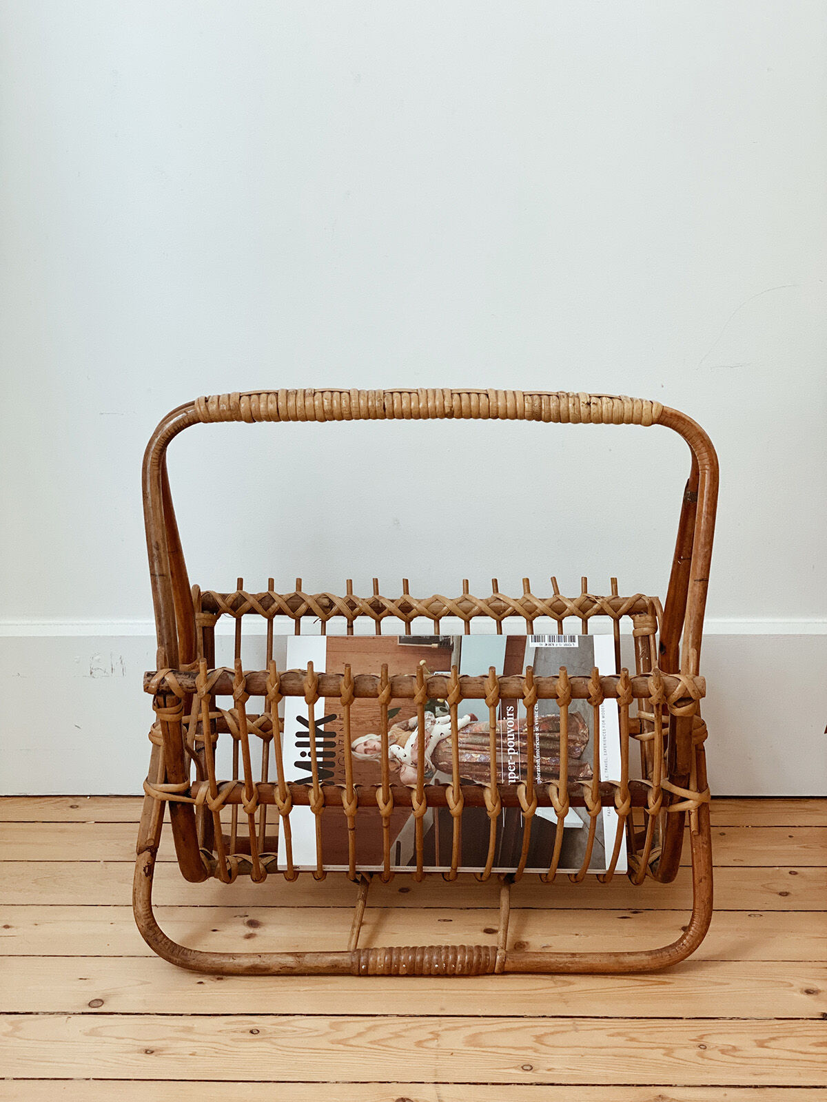 Porte revue en rotin