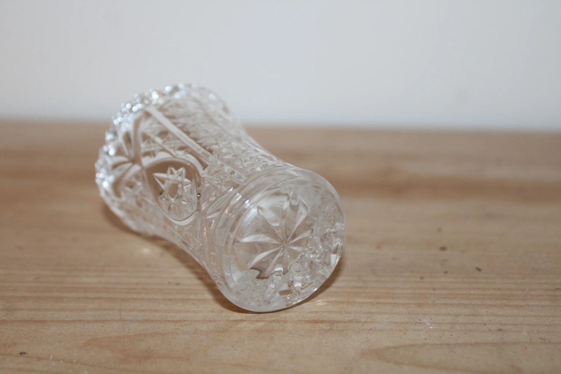 Small cut glass soliflore vase, geometric design, H 8 cm