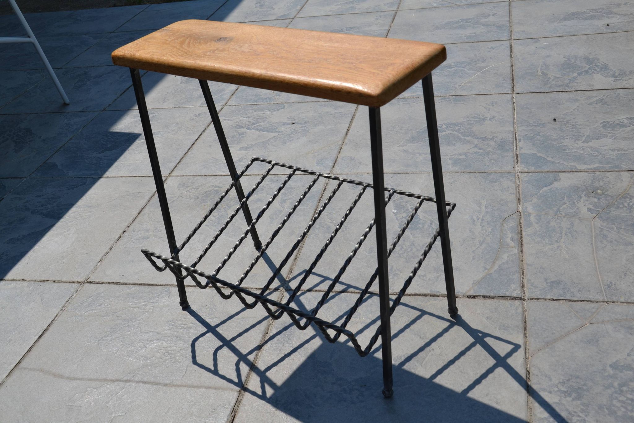 Porte-revues tablette chêne et fer forgé années 60-70