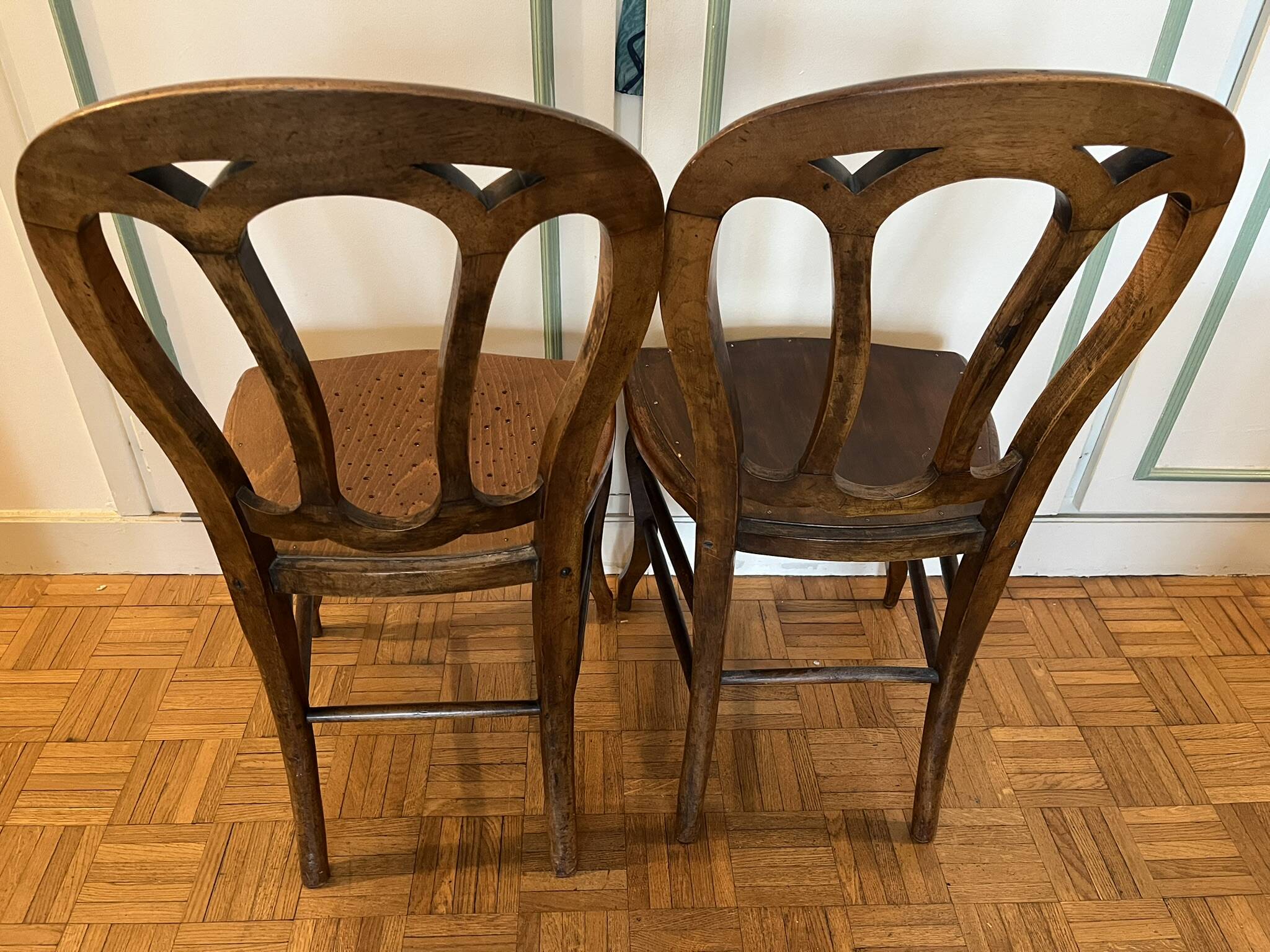 Pair of Art Nouveau curved wooden chairs, circa 1900 — Thonet style, ta