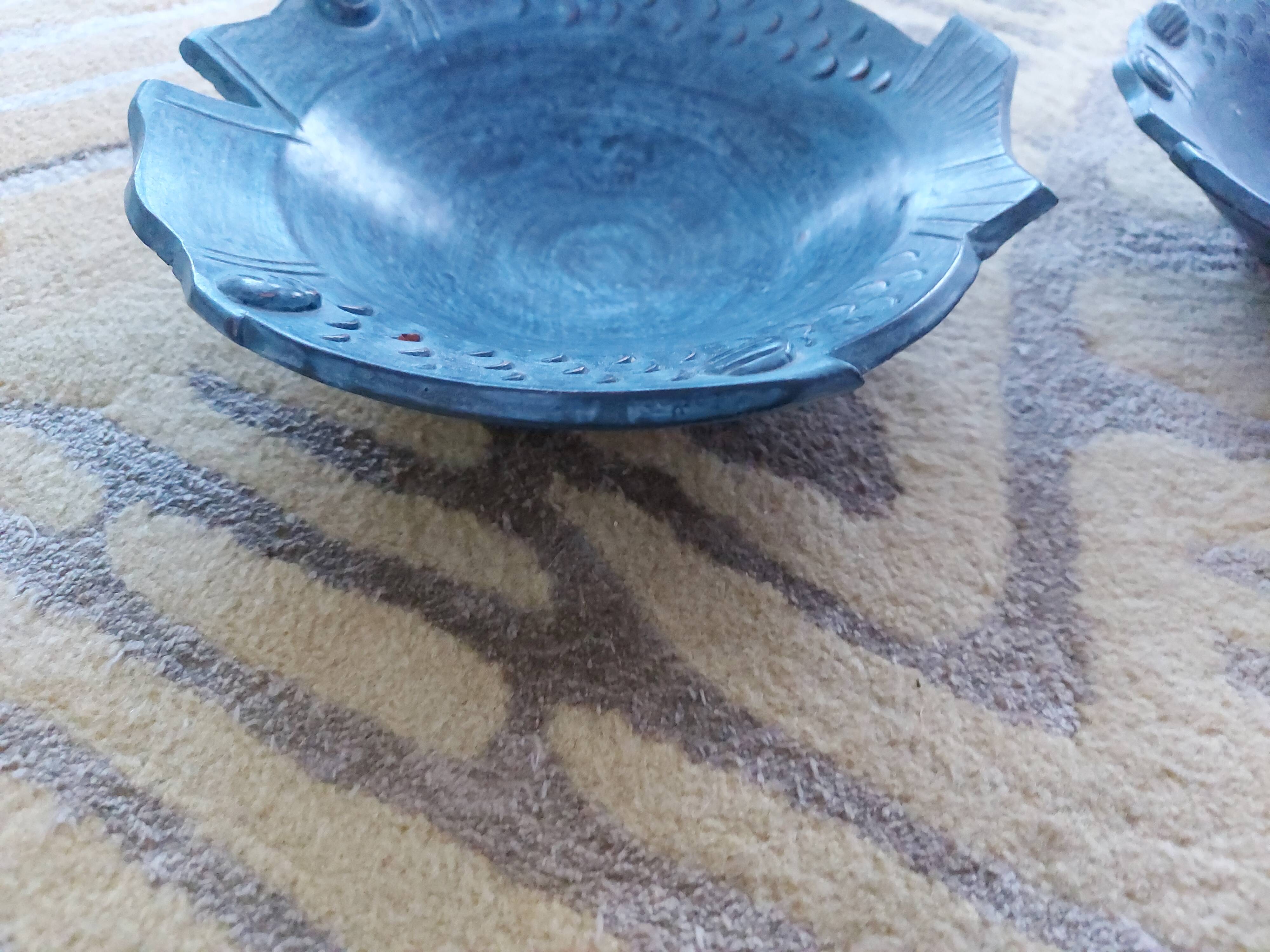 2 ceramic dishes decorated with fish (cups)