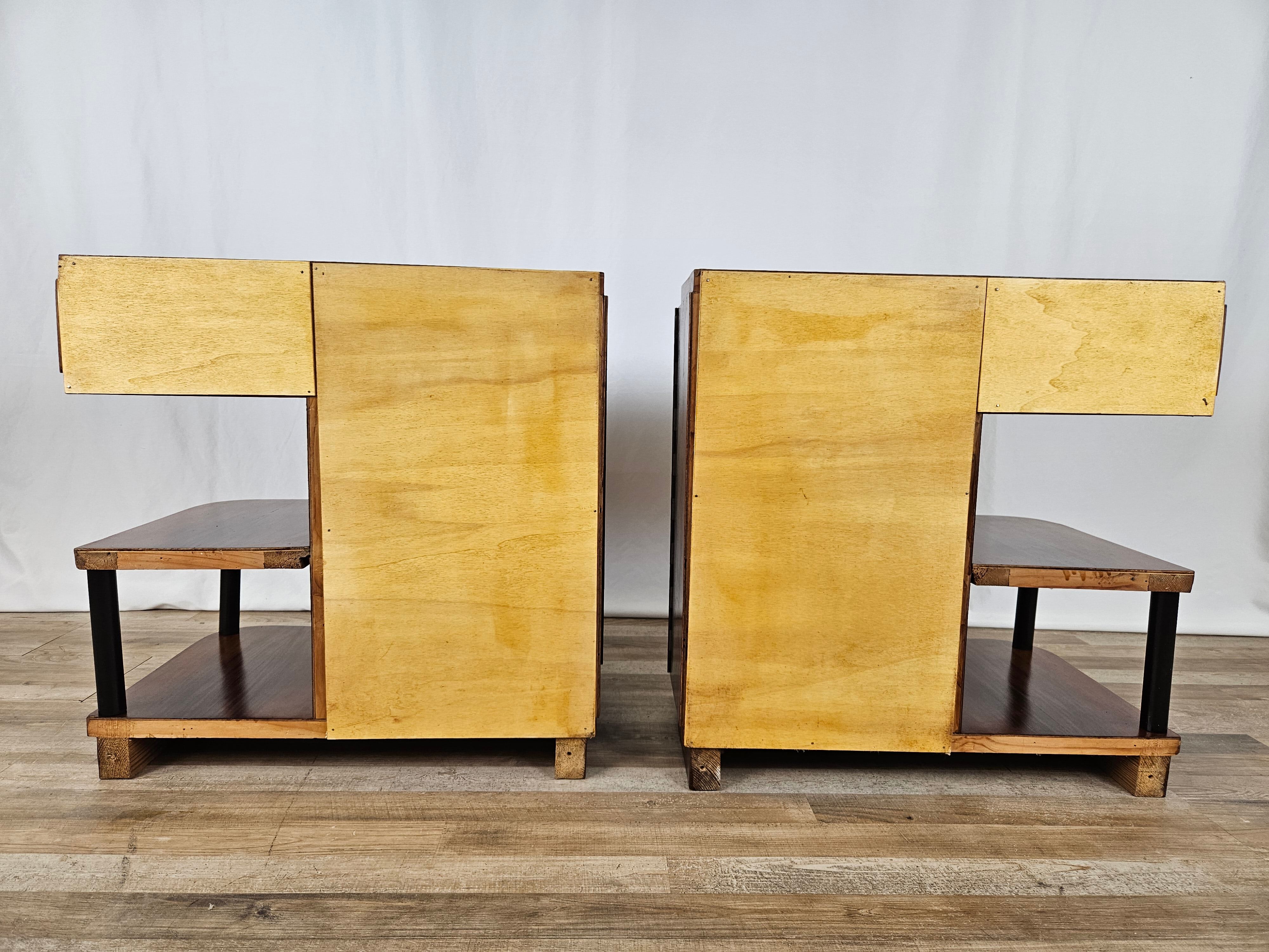 Pair of Art Decò bedside tables in walnut and thuja