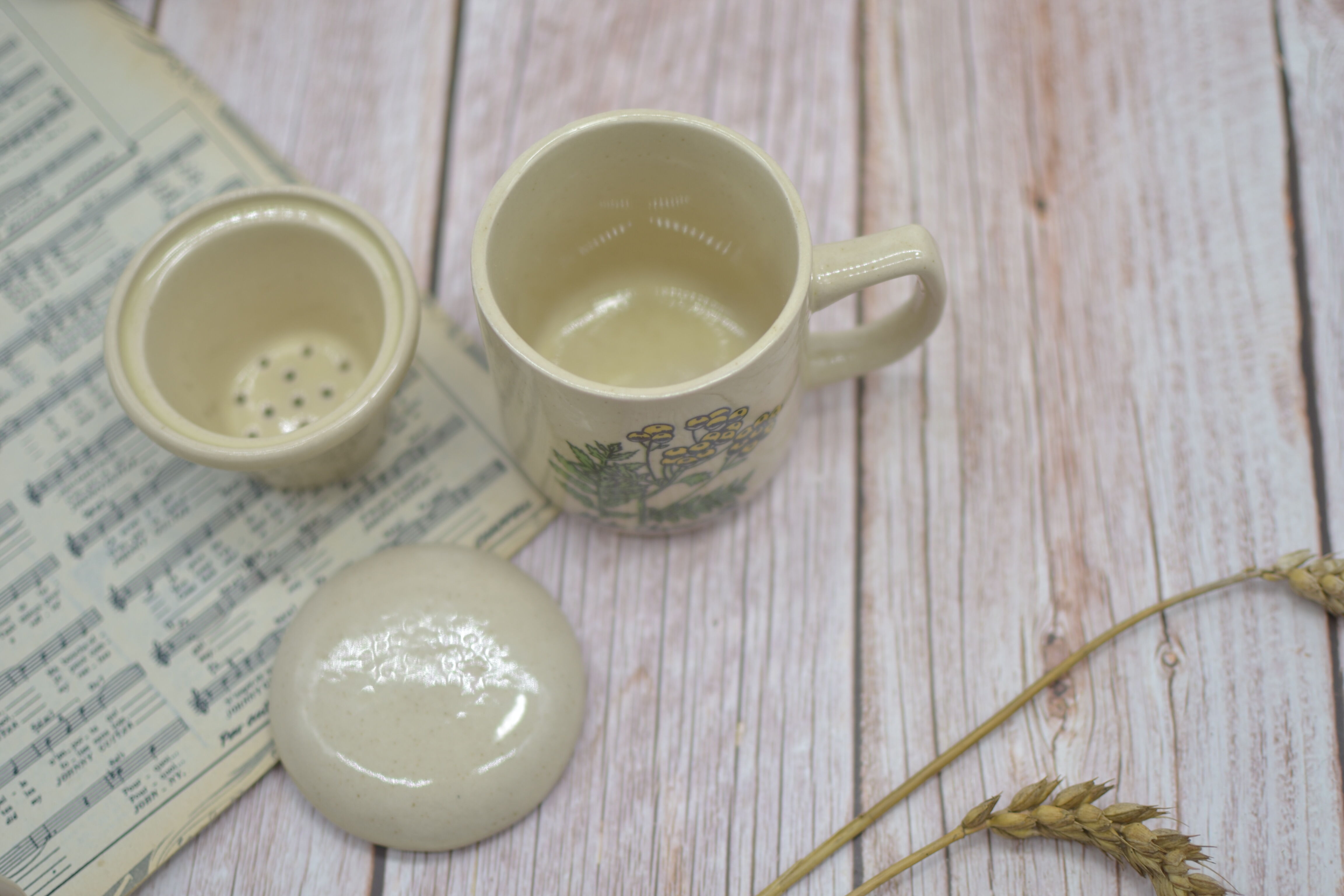 Vintage sandstone tisanière on the theme of chamomile botany