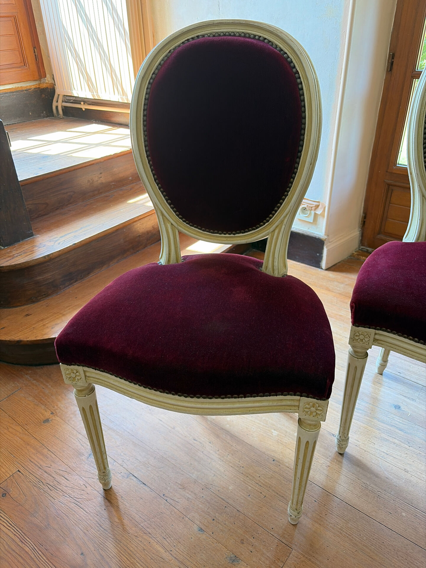 Lot de 4 chaises de salon capitonnées de velours grenat