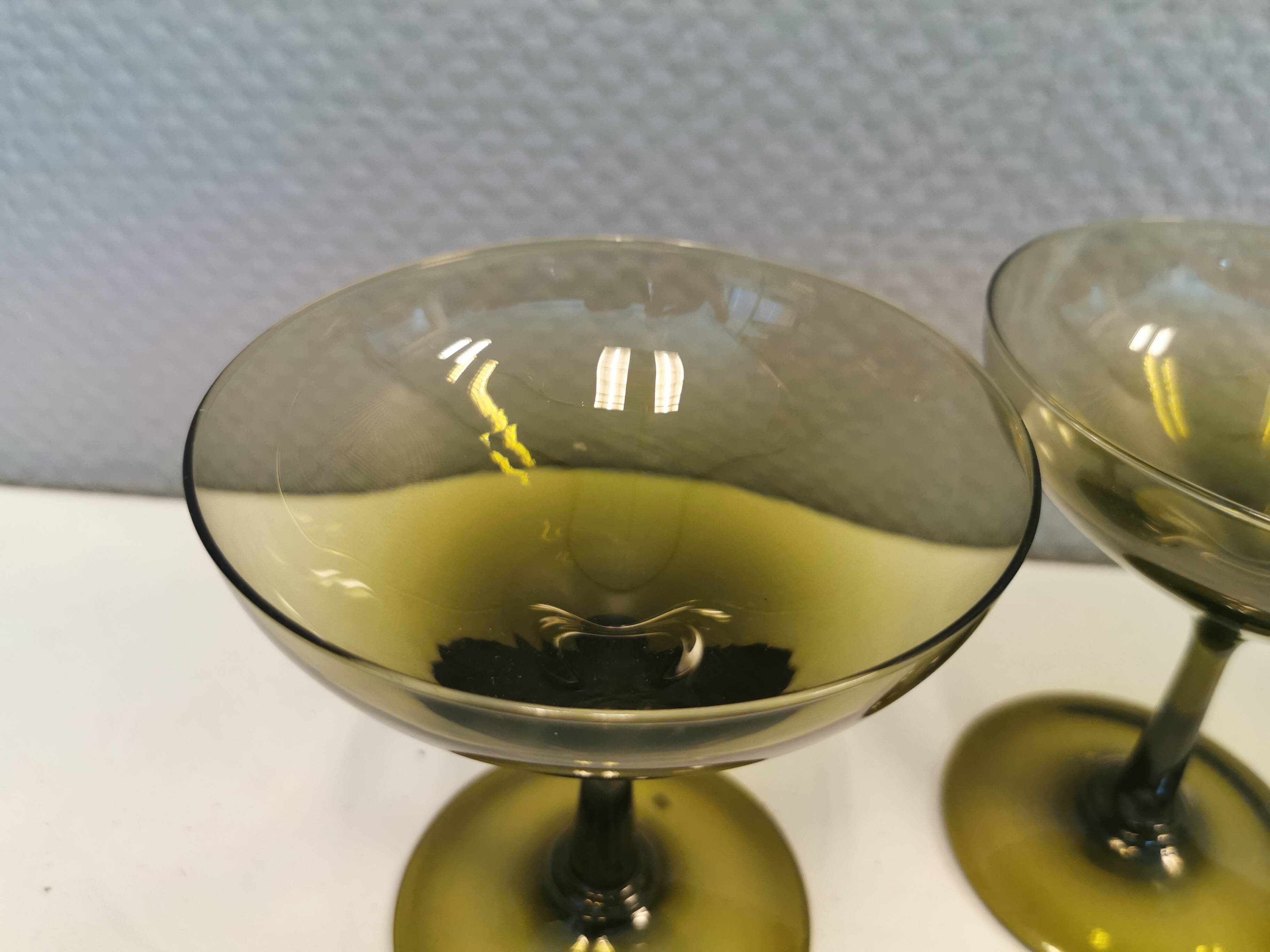 Champagne bowl glasses in emerald green color, they are estimated from the 1950-60s