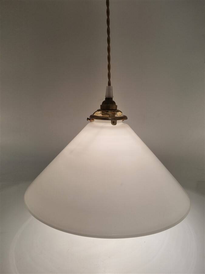 Conical suspension in white opaline