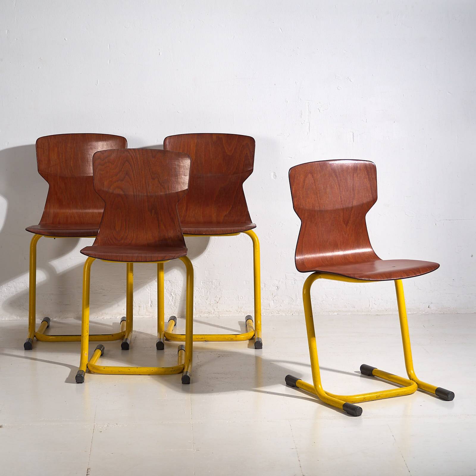 Retro yellow dining chairs (circa 1950). Set of 4 pieces.