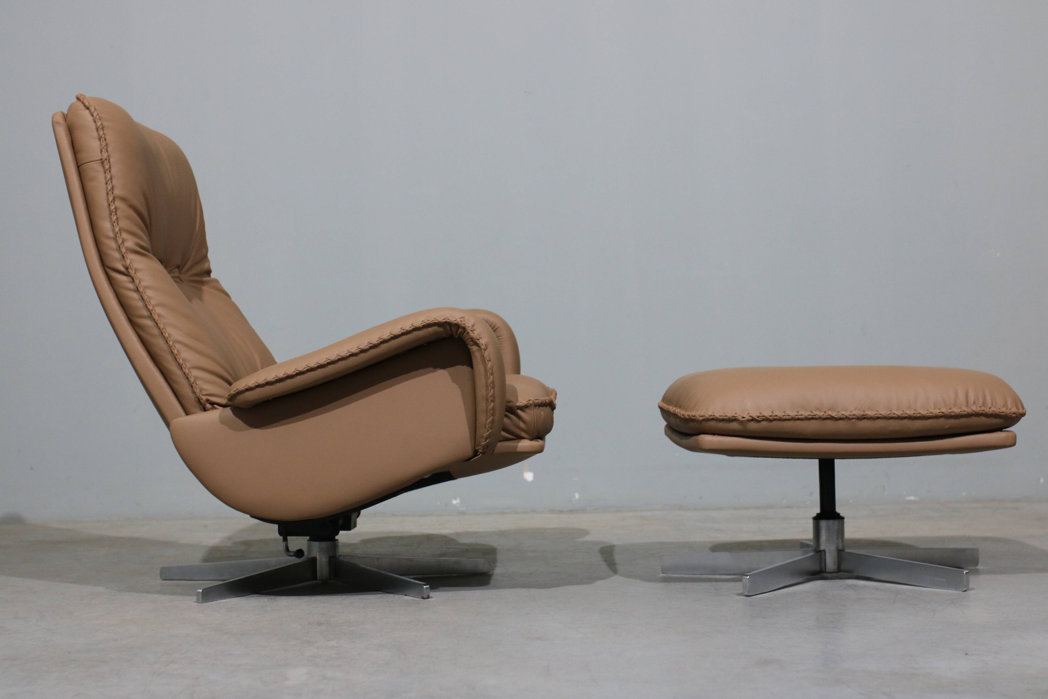 Fauteuil + repose-pieds en cuir de De Sede des années 70