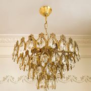 Lustre vintage en laiton doré avec des pampilles en cristal.