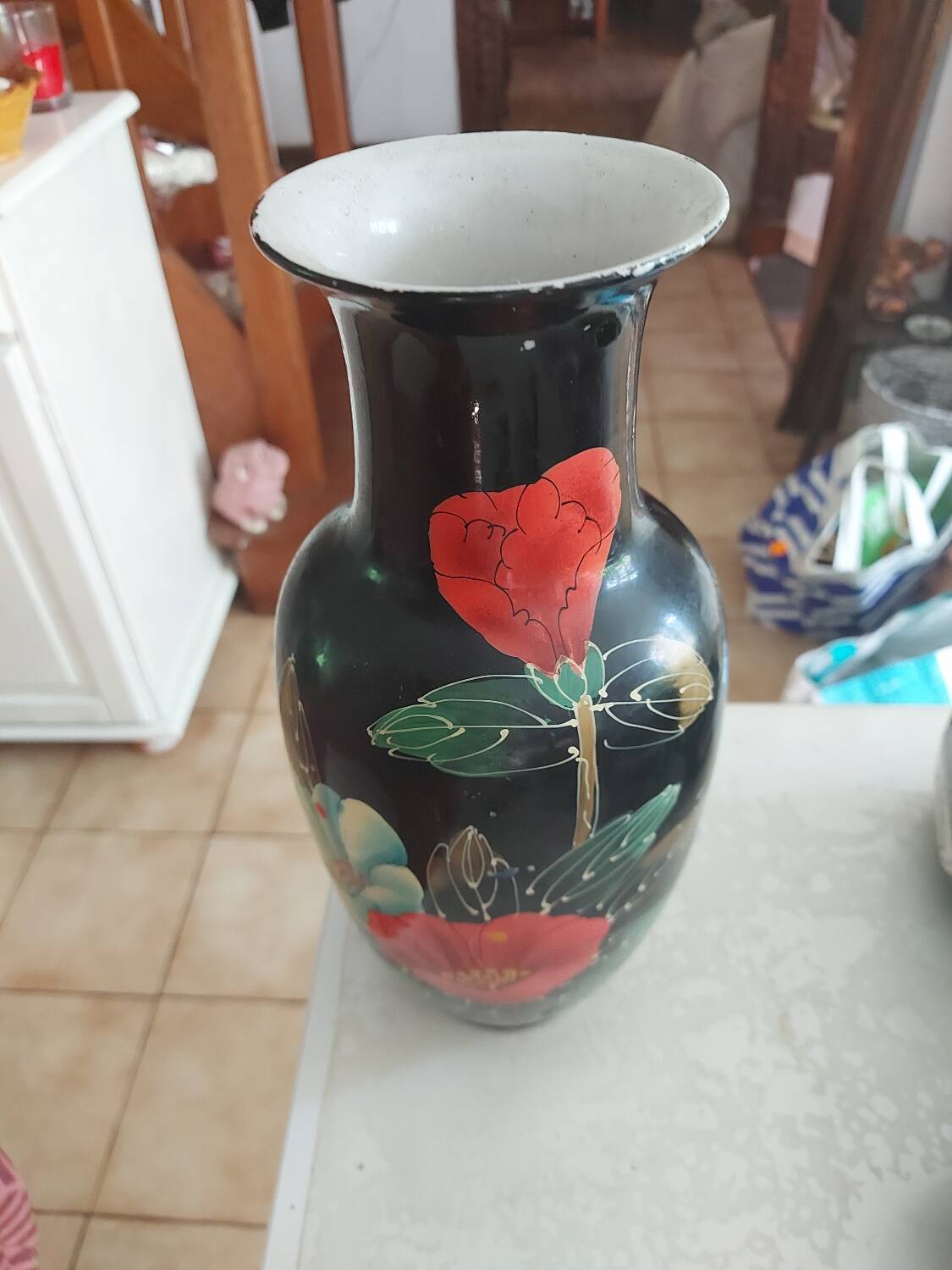 Vase chinois émaillé noir et décor de fleurs rouges