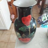 Vase chinois émaillé noir et décor de fleurs rouges