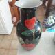 Vase chinois émaillé noir et décor de fleurs rouges