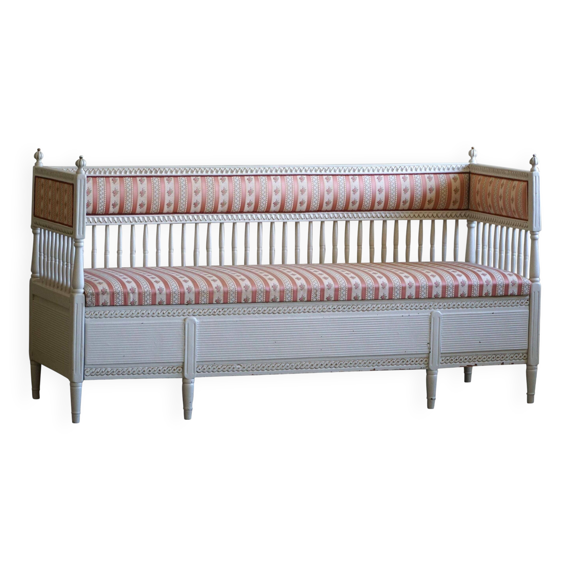 Antique Gustavian canapé / bench from the early 19th century, by a Swedish cabinetmaker.
