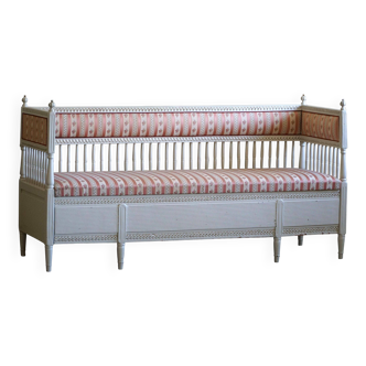 Antique Gustavian canapé / bench from the early 19th century, by a Swedish cabinetmaker.