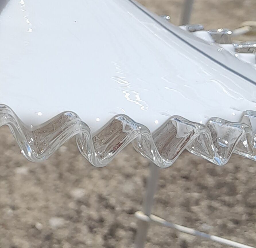 Serrated opaline suspension